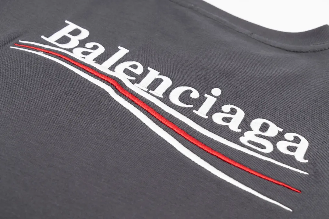 🅿️166 Detailed picture [Top version. Official website quality] BALENCI*GA/Paris#Classic.Coke embroidered short-sleeved T-shirt# The fabric is made of Paris ZP custom-woven and dyed cotton double yarn. Weighing 260 grams, the cloth surface is clean. The cloth pattern is clear, soft and comfortable. The threads are dyed with no color difference. The classic pattern embroidery uses an imported embroidery machine, and the embroidery thread color is embroidered according to the original color. It is produced according to the pictures in the special market. The letters are clear. The three-dimensional effect is strong. The version adopts the OS loose shoulder version. The same style for men and women. Coding: BL223028 Color: black. White. Dark gray. Brown. Light green. Purple. Off-white Size: XS S M L