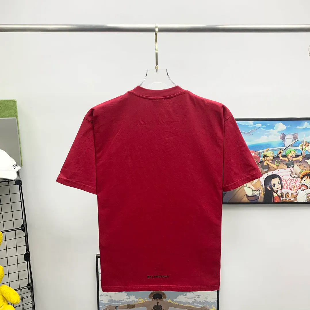 The top tried and tested version of BALENCIAGA's "Tanabata Little Love" printed short-sleeved T-shirt with the same style of male and female couple stars. The front is decorated with ie t'aime artwork embroidery | The lower back is decorated with brand logo embroidery | Distressed effect. Combed cotton has better durability than cotton. Combed cotton fabrics are durable and washable. They use better quality cotton, so the fabrics are not prone to pilling.  The new plate-making process that imitates hand embroidery has the rough feel of hand embroidery, and the stitching method is adjusted according to the original pattern. After embroidery, the stitching technique is imitated by hand embroidery, and the smooth curves highlight the embroidery effect.  The main body of the logo pattern is precision stitched; the embroidery is very fine and dense. Linen embroidery thread is used combined with dense processing to increase the three-dimensional effect, and the embroidery body has a subtle matte visual texture. Color: red black white P:260 Size: S--XL