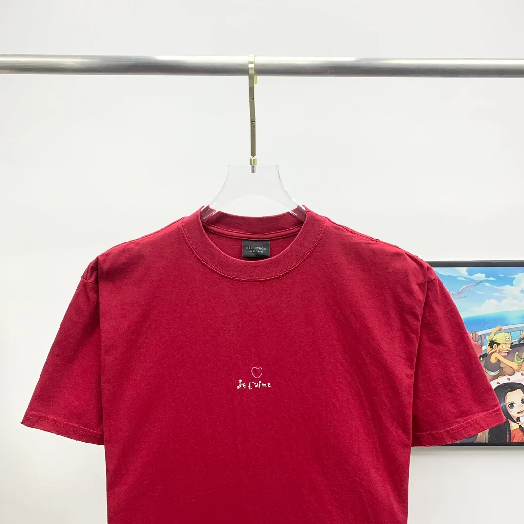 The top tried and tested version of BALENCIAGA's "Tanabata Little Love" printed short-sleeved T-shirt with the same style of male and female couple stars. The front is decorated with ie t'aime artwork embroidery | The lower back is decorated with brand logo embroidery | Distressed effect. Combed cotton has better durability than cotton. Combed cotton fabrics are durable and washable. They use better quality cotton, so the fabrics are not prone to pilling.  The new plate-making process that imitates hand embroidery has the rough feel of hand embroidery, and the stitching method is adjusted according to the original pattern. After embroidery, the stitching technique is imitated by hand embroidery, and the smooth curves highlight the embroidery effect.  The main body of the logo pattern is precision stitched; the embroidery is very fine and dense. Linen embroidery thread is used combined with dense processing to increase the three-dimensional effect, and the embroidery body has a subtle matte visual texture. Color: red black white P:260 Size: S--XL