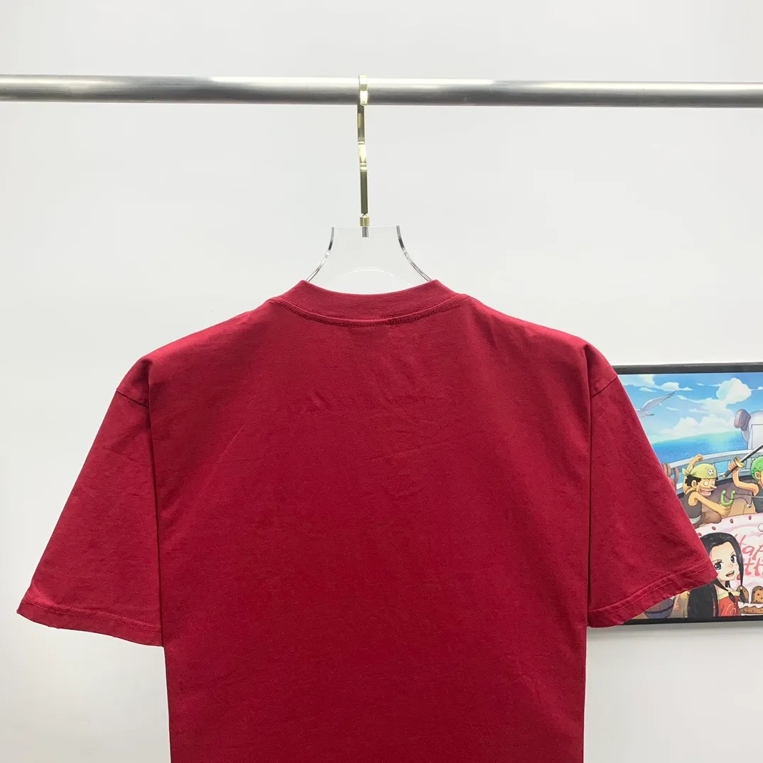 The top tried and tested version of BALENCIAGA's "Tanabata Little Love" printed short-sleeved T-shirt with the same style of male and female couple stars. The front is decorated with ie t'aime artwork embroidery | The lower back is decorated with brand logo embroidery | Distressed effect. Combed cotton has better durability than cotton. Combed cotton fabrics are durable and washable. They use better quality cotton, so the fabrics are not prone to pilling.  The new plate-making process that imitates hand embroidery has the rough feel of hand embroidery, and the stitching method is adjusted according to the original pattern. After embroidery, the stitching technique is imitated by hand embroidery, and the smooth curves highlight the embroidery effect.  The main body of the logo pattern is precision stitched; the embroidery is very fine and dense. Linen embroidery thread is used combined with dense processing to increase the three-dimensional effect, and the embroidery body has a subtle matte visual texture. Color: red black white P:260 Size: S--XL