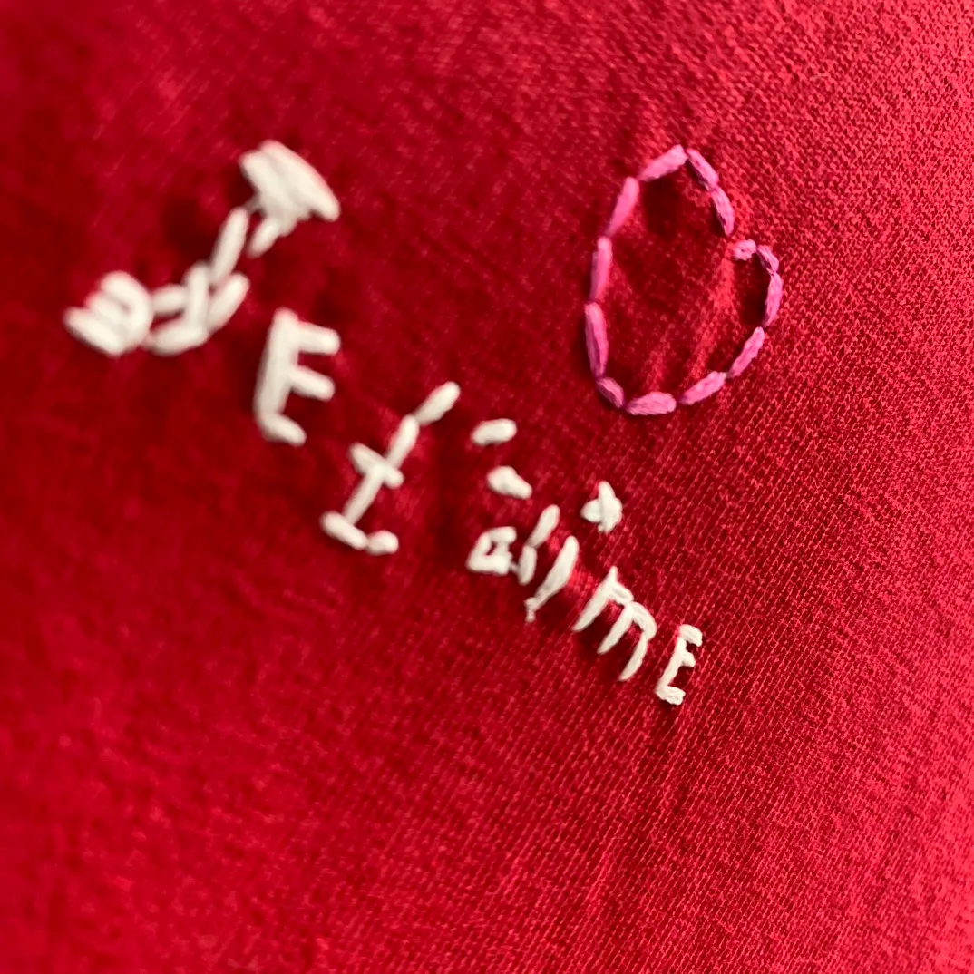 The top tried and tested version of BALENCIAGA's "Tanabata Little Love" printed short-sleeved T-shirt with the same style of male and female couple stars. The front is decorated with ie t'aime artwork embroidery | The lower back is decorated with brand logo embroidery | Distressed effect. Combed cotton has better durability than cotton. Combed cotton fabrics are durable and washable. They use better quality cotton, so the fabrics are not prone to pilling.  The new plate-making process that imitates hand embroidery has the rough feel of hand embroidery, and the stitching method is adjusted according to the original pattern. After embroidery, the stitching technique is imitated by hand embroidery, and the smooth curves highlight the embroidery effect.  The main body of the logo pattern is precision stitched; the embroidery is very fine and dense. Linen embroidery thread is used combined with dense processing to increase the three-dimensional effect, and the embroidery body has a subtle matte visual texture. Color: red black white P:260 Size: S--XL