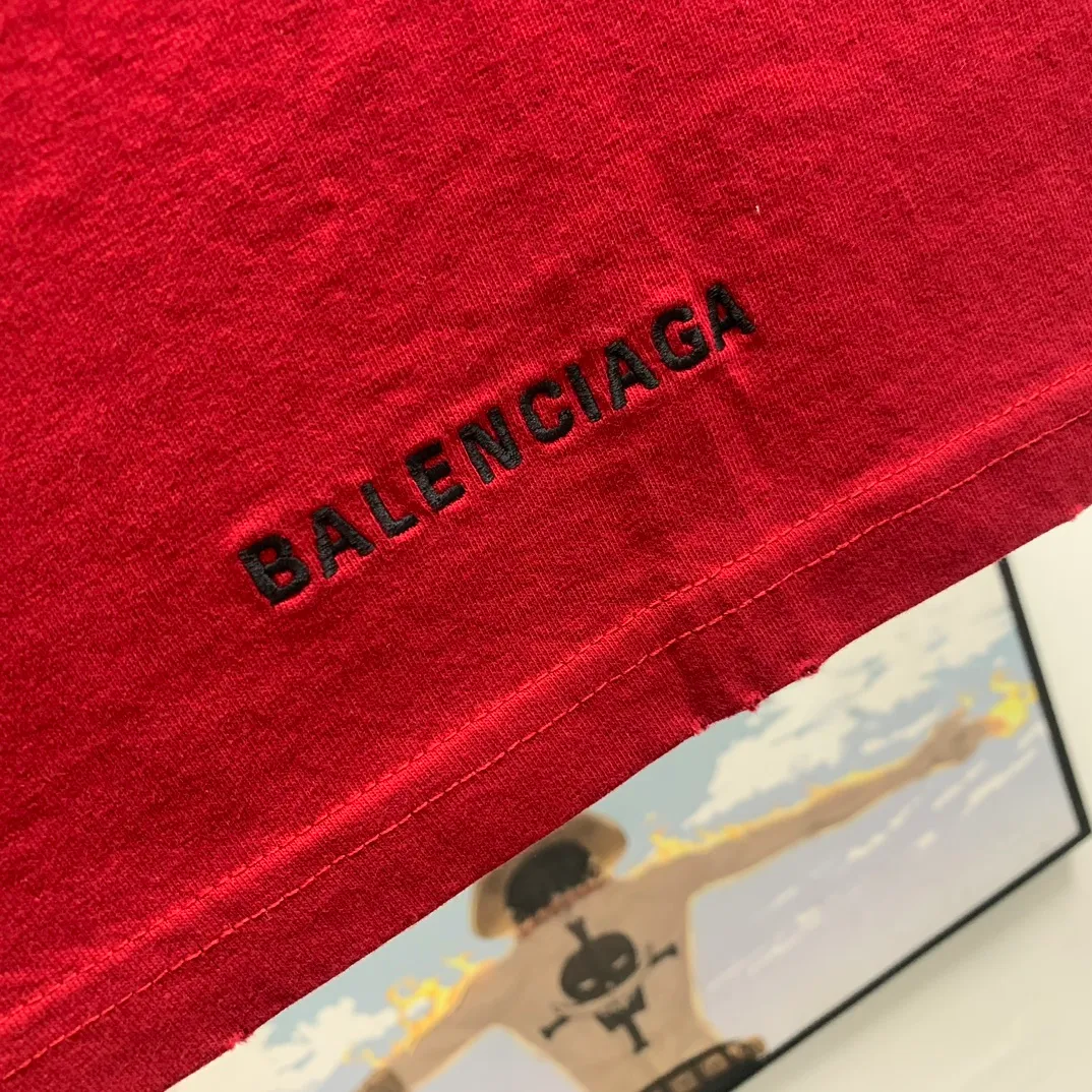 The top tried and tested version of BALENCIAGA's "Tanabata Little Love" printed short-sleeved T-shirt with the same style of male and female couple stars. The front is decorated with ie t'aime artwork embroidery | The lower back is decorated with brand logo embroidery | Distressed effect. Combed cotton has better durability than cotton. Combed cotton fabrics are durable and washable. They use better quality cotton, so the fabrics are not prone to pilling.  The new plate-making process that imitates hand embroidery has the rough feel of hand embroidery, and the stitching method is adjusted according to the original pattern. After embroidery, the stitching technique is imitated by hand embroidery, and the smooth curves highlight the embroidery effect.  The main body of the logo pattern is precision stitched; the embroidery is very fine and dense. Linen embroidery thread is used combined with dense processing to increase the three-dimensional effect, and the embroidery body has a subtle matte visual texture. Color: red black white P:260 Size: S--XL