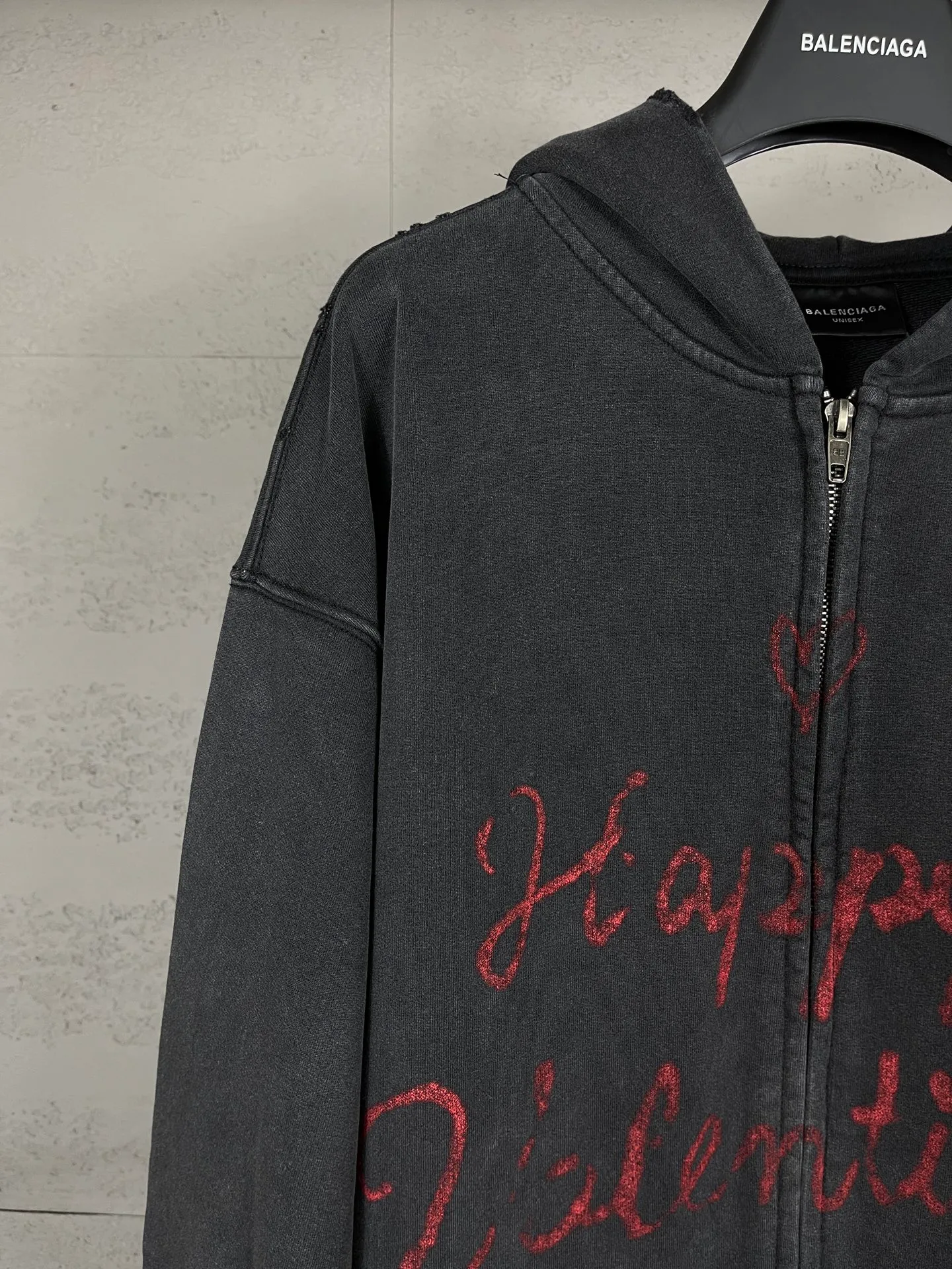 🅿️380 real photos [Top version. Official website quality] BALENCI*GA/Paris.SS25 latest model, Paris Valentine’s Day limited edition. Washed and distressed hooded sweatshirt with direct English print on the front and back. Brick cabinets are synchronized. Genuine products are developed at the first time. Welcome to compare! . The fabric is made of Paris ZP custom-woven and dyed cotton sweatshirt. The weight is 460 grams. The cloth surface is clean. The cloth pattern is clear, soft and comfortable. The threads are dyed with no color difference. The printing uses direct-injection environmentally friendly imported materials. The letters are clear and the effect is three-dimensional. The version adopts OS loose shoulder design. Same style for men and women. Code: BL259929 Color: washed black, gray and white. Size: XS S M L