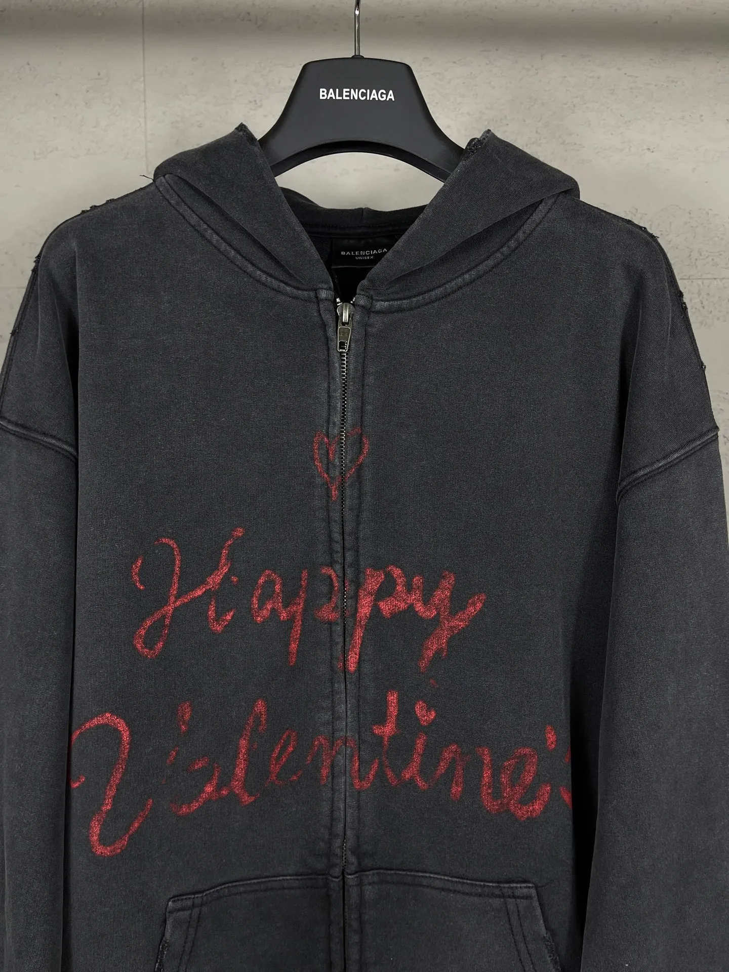 🅿️380 real photos [Top version. Official website quality] BALENCI*GA/Paris.SS25 latest model, Paris Valentine’s Day limited edition. Washed and distressed hooded sweatshirt with direct English print on the front and back. Brick cabinets are synchronized. Genuine products are developed at the first time. Welcome to compare! . The fabric is made of Paris ZP custom-woven and dyed cotton sweatshirt. The weight is 460 grams. The cloth surface is clean. The cloth pattern is clear, soft and comfortable. The threads are dyed with no color difference. The printing uses direct-injection environmentally friendly imported materials. The letters are clear and the effect is three-dimensional. The version adopts OS loose shoulder design. Same style for men and women. Code: BL259929 Color: washed black, gray and white. Size: XS S M L