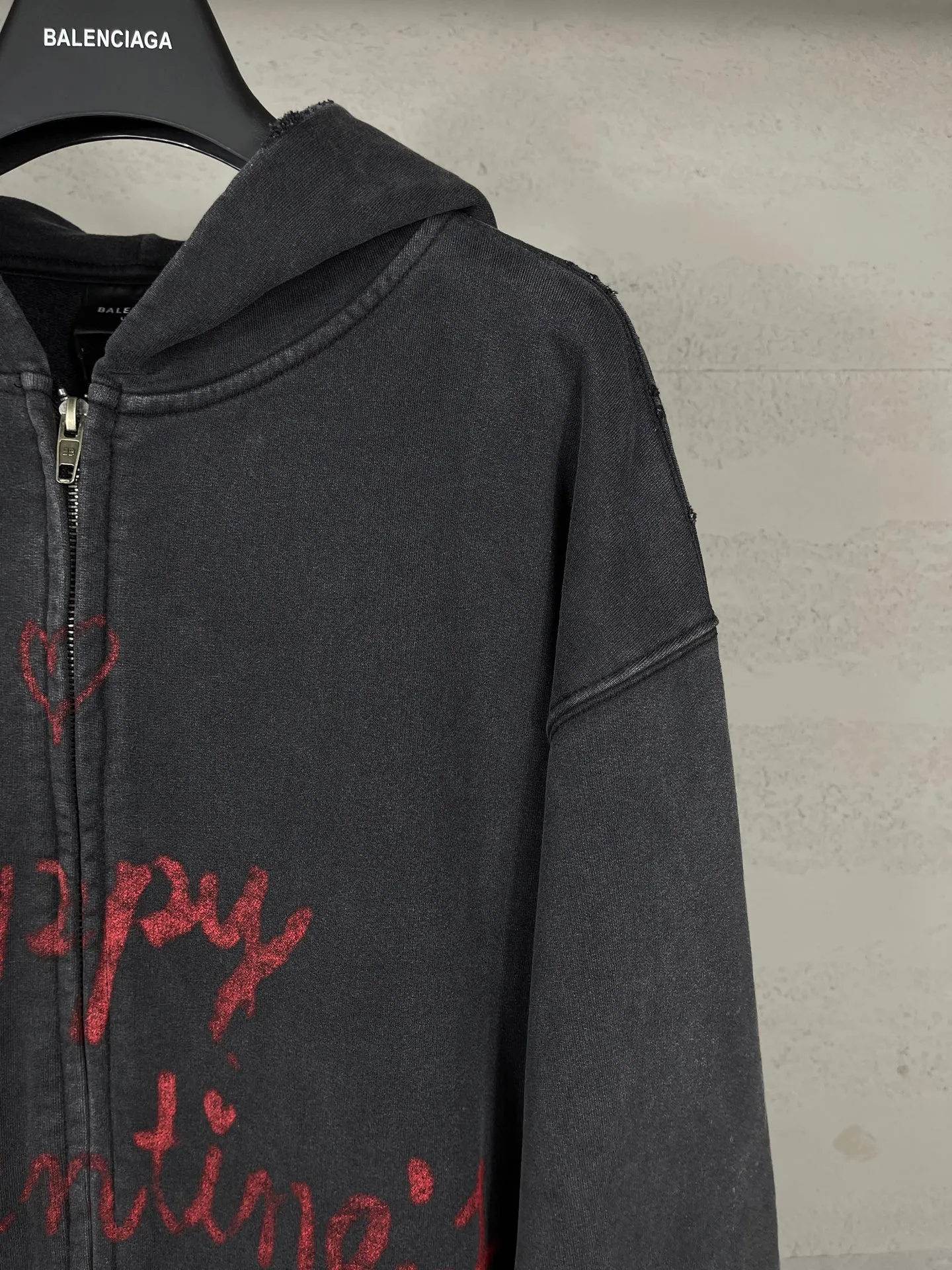 🅿️380 real photos [Top version. Official website quality] BALENCI*GA/Paris.SS25 latest model, Paris Valentine’s Day limited edition. Washed and distressed hooded sweatshirt with direct English print on the front and back. Brick cabinets are synchronized. Genuine products are developed at the first time. Welcome to compare! . The fabric is made of Paris ZP custom-woven and dyed cotton sweatshirt. The weight is 460 grams. The cloth surface is clean. The cloth pattern is clear, soft and comfortable. The threads are dyed with no color difference. The printing uses direct-injection environmentally friendly imported materials. The letters are clear and the effect is three-dimensional. The version adopts OS loose shoulder design. Same style for men and women. Code: BL259929 Color: washed black, gray and white. Size: XS S M L
