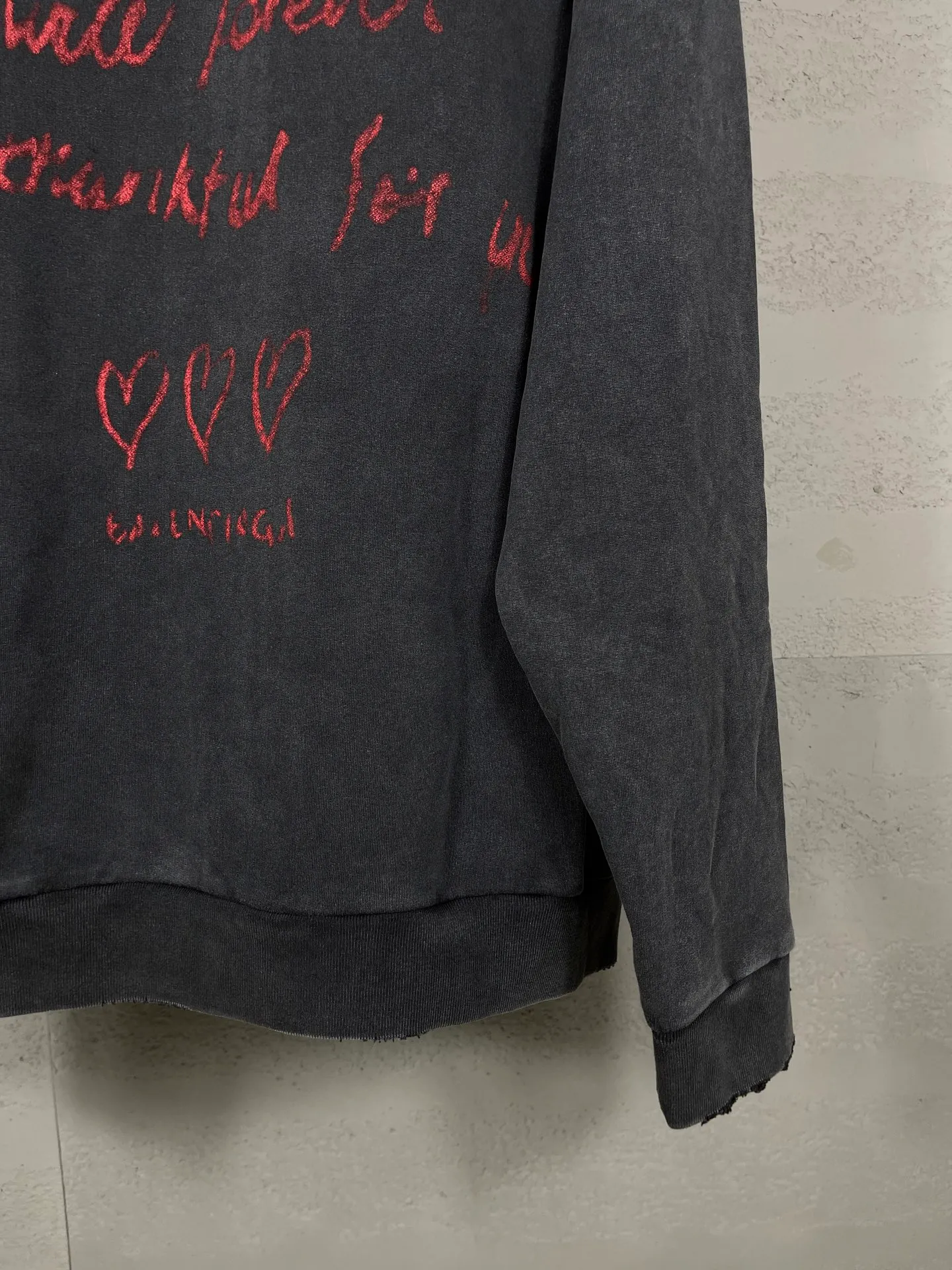 🅿️380 real photos [Top version. Official website quality] BALENCI*GA/Paris.SS25 latest model, Paris Valentine’s Day limited edition. Washed and distressed hooded sweatshirt with direct English print on the front and back. Brick cabinets are synchronized. Genuine products are developed at the first time. Welcome to compare! . The fabric is made of Paris ZP custom-woven and dyed cotton sweatshirt. The weight is 460 grams. The cloth surface is clean. The cloth pattern is clear, soft and comfortable. The threads are dyed with no color difference. The printing uses direct-injection environmentally friendly imported materials. The letters are clear and the effect is three-dimensional. The version adopts OS loose shoulder design. Same style for men and women. Code: BL259929 Color: washed black, gray and white. Size: XS S M L