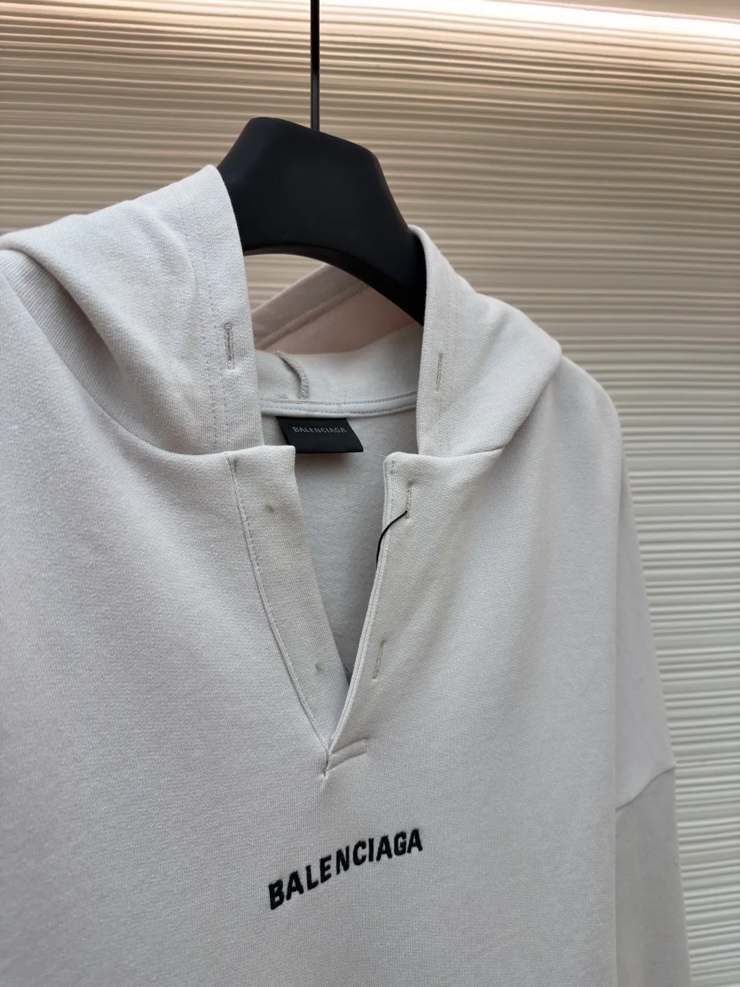 Balenciaga hooded letter embroidered long-sleeved sweatshirt ●Original version: Purchased and developed for 9200 ●Item number: 1681983-A75 ●Fabric: terry sweatshirt fabric ●Technology: embroidery production ●Color: white ●Version: Loose fit ●Weight: about 835 grams ●Size: S-M-L ●Description: Made of 380g double yarn cotton blended fabric, pre-shrunk, soft to the touch and not easily deformed. The neckline has a semi-open V-shaped design and is matched with the same material hemming process to avoid pilling when worn on and off. The brand logo on the chest uses environmentally friendly offset printing technology. The ink is thin and has strong adhesion, and it is not easy to crack after repeated washing. The body of the garment is three-dimensionally cut, with dropped shoulders. The sleeves and body are joined by overlock stitching of the same color, leaving no ends exposed on the inside. The hem and cuffs are made of high-elastic rib material, which has good resilience and is not easy to loosen. The overall stitching adopts 3cm/12-needle precision routing, and the seams are reinforced to take into account the stiffness and wearing comfort. The overall wiring is straight and delicate, the fabric is comfortable and soft, and the color is consistent without color difference. It can be matched with the same style to create a fashionable look and control various occasions. Customized accessories, complete with three standards, same style for men and women!