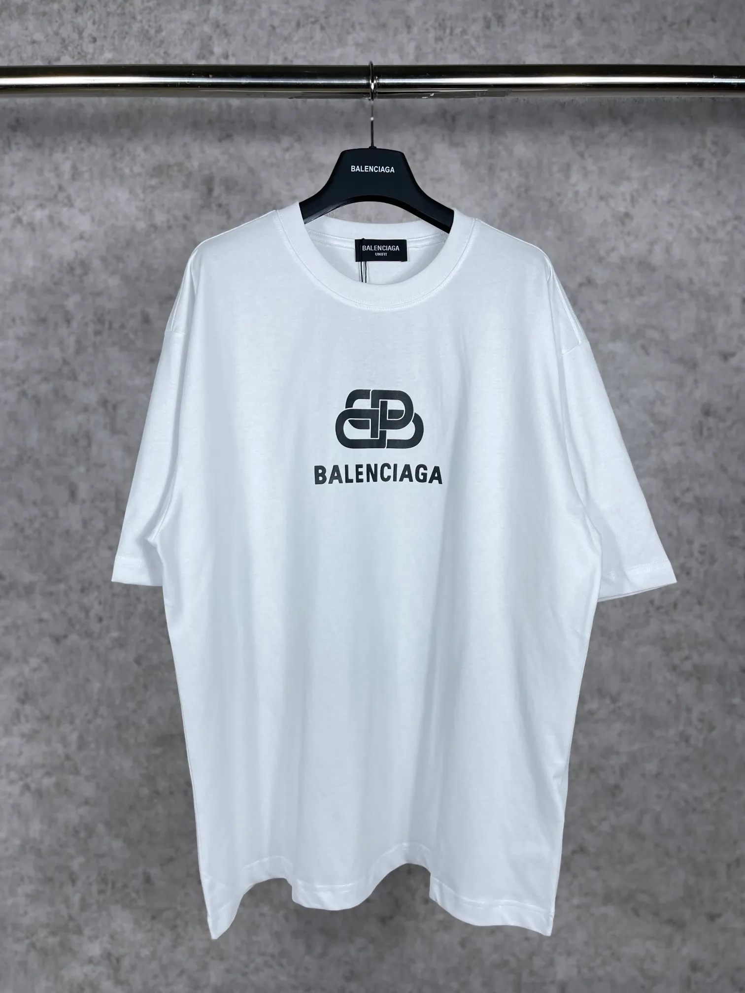 🅿️160 real photos [Top version. Official website quality] BALENCI*GA/Paris. Classic style. SS22 #balenci*ga lock letter LOGO short-sleeved T-shirt. Brick cabinet synchronization.                       The fabric is made of Paris ZP custom-woven and dyed 100% double yarn compact cotton. The weight is 260 grams. The cloth surface is clean. The cloth pattern is clear, soft and comfortable. The threads are dyed with no color difference. The classic pattern is printed with environmentally friendly imported materials, precision printing screen, the letters are clear, the effect is three-dimensional, and the brick cabinet is restored. The version adopts the OS loose shoulder version. Same style for men and women Coding: BL223051 Color: Black. White. Orchid Size: XS S M L