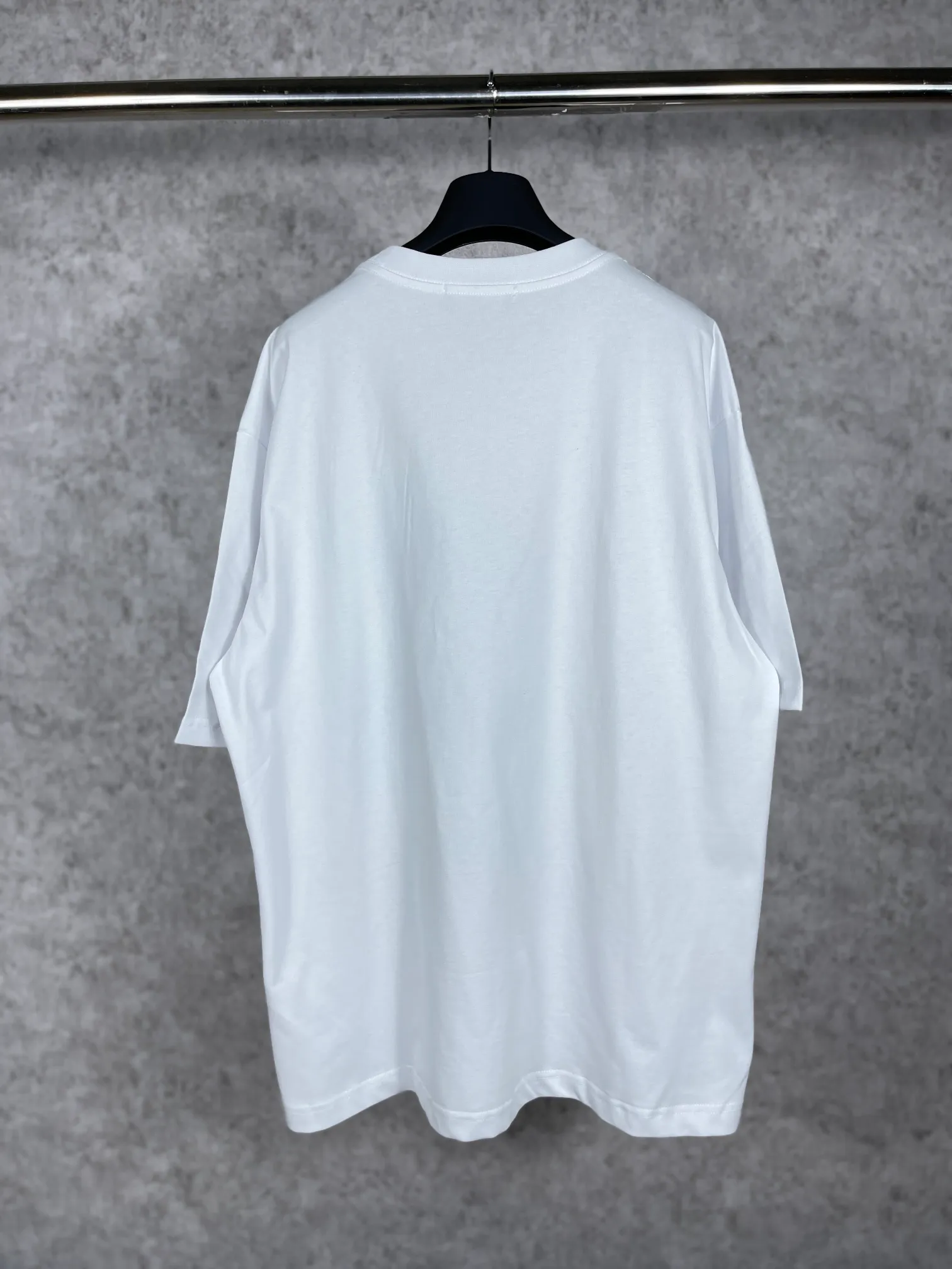 🅿️160 real photos [Top version. Official website quality] BALENCI*GA/Paris. Classic style. SS22 #balenci*ga lock letter LOGO short-sleeved T-shirt. Brick cabinet synchronization.                       The fabric is made of Paris ZP custom-woven and dyed 100% double yarn compact cotton. The weight is 260 grams. The cloth surface is clean. The cloth pattern is clear, soft and comfortable. The threads are dyed with no color difference. The classic pattern is printed with environmentally friendly imported materials, precision printing screen, the letters are clear, the effect is three-dimensional, and the brick cabinet is restored. The version adopts the OS loose shoulder version. Same style for men and women Coding: BL223051 Color: Black. White. Orchid Size: XS S M L