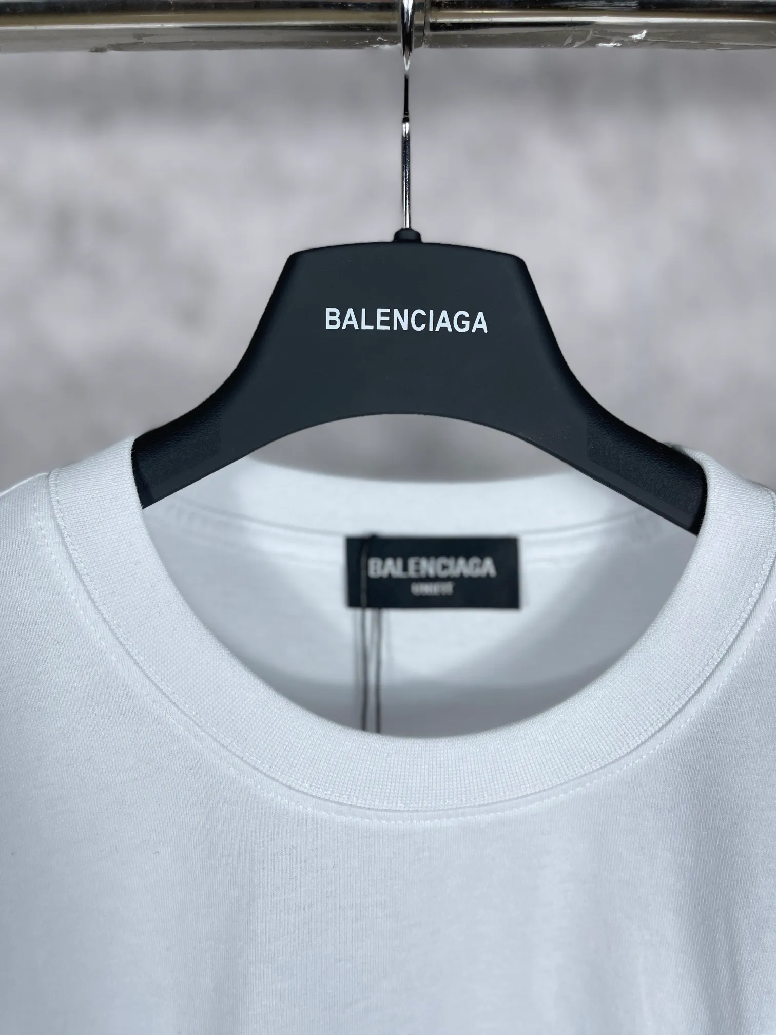 🅿️160 real photos [Top version. Official website quality] BALENCI*GA/Paris. Classic style. SS22 #balenci*ga lock letter LOGO short-sleeved T-shirt. Brick cabinet synchronization.                       The fabric is made of Paris ZP custom-woven and dyed 100% double yarn compact cotton. The weight is 260 grams. The cloth surface is clean. The cloth pattern is clear, soft and comfortable. The threads are dyed with no color difference. The classic pattern is printed with environmentally friendly imported materials, precision printing screen, the letters are clear, the effect is three-dimensional, and the brick cabinet is restored. The version adopts the OS loose shoulder version. Same style for men and women Coding: BL223051 Color: Black. White. Orchid Size: XS S M L