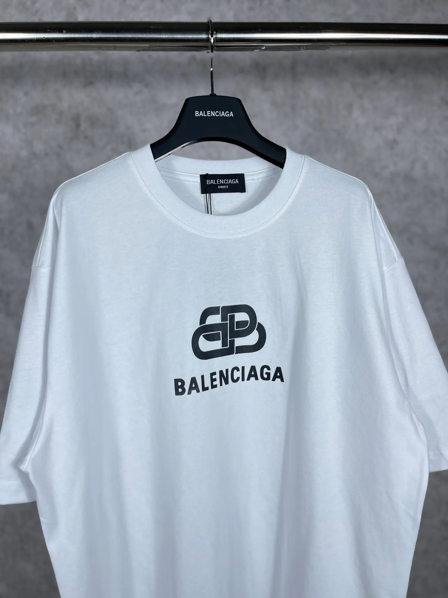 🅿️160 real photos [Top version. Official website quality] BALENCI*GA/Paris. Classic style. SS22 #balenci*ga lock letter LOGO short-sleeved T-shirt. Brick cabinet synchronization.                       The fabric is made of Paris ZP custom-woven and dyed 100% double yarn compact cotton. The weight is 260 grams. The cloth surface is clean. The cloth pattern is clear, soft and comfortable. The threads are dyed with no color difference. The classic pattern is printed with environmentally friendly imported materials, precision printing screen, the letters are clear, the effect is three-dimensional, and the brick cabinet is restored. The version adopts the OS loose shoulder version. Same style for men and women Coding: BL223051 Color: Black. White. Orchid Size: XS S M L