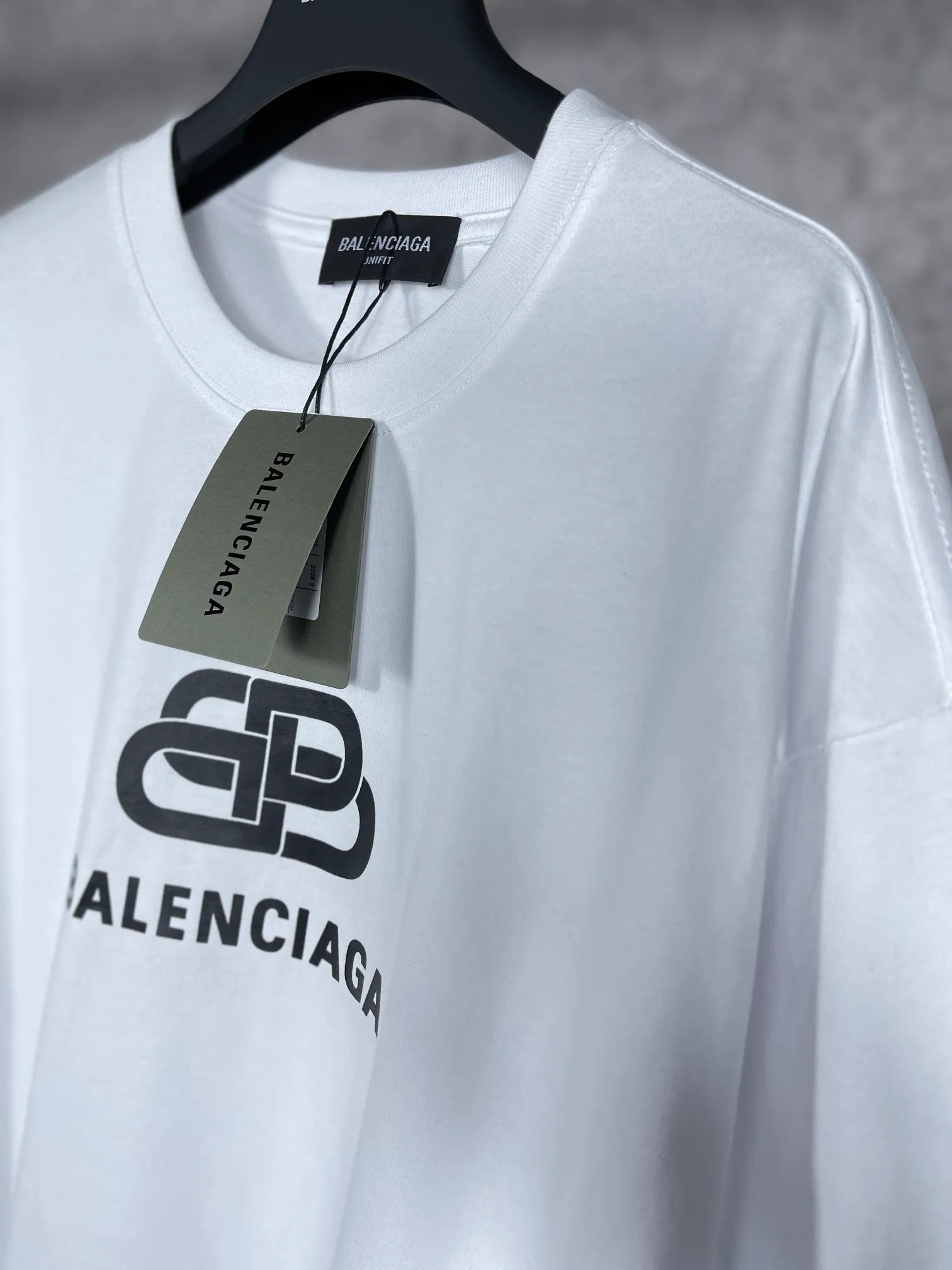 🅿️160 real photos [Top version. Official website quality] BALENCI*GA/Paris. Classic style. SS22 #balenci*ga lock letter LOGO short-sleeved T-shirt. Brick cabinet synchronization.                       The fabric is made of Paris ZP custom-woven and dyed 100% double yarn compact cotton. The weight is 260 grams. The cloth surface is clean. The cloth pattern is clear, soft and comfortable. The threads are dyed with no color difference. The classic pattern is printed with environmentally friendly imported materials, precision printing screen, the letters are clear, the effect is three-dimensional, and the brick cabinet is restored. The version adopts the OS loose shoulder version. Same style for men and women Coding: BL223051 Color: Black. White. Orchid Size: XS S M L