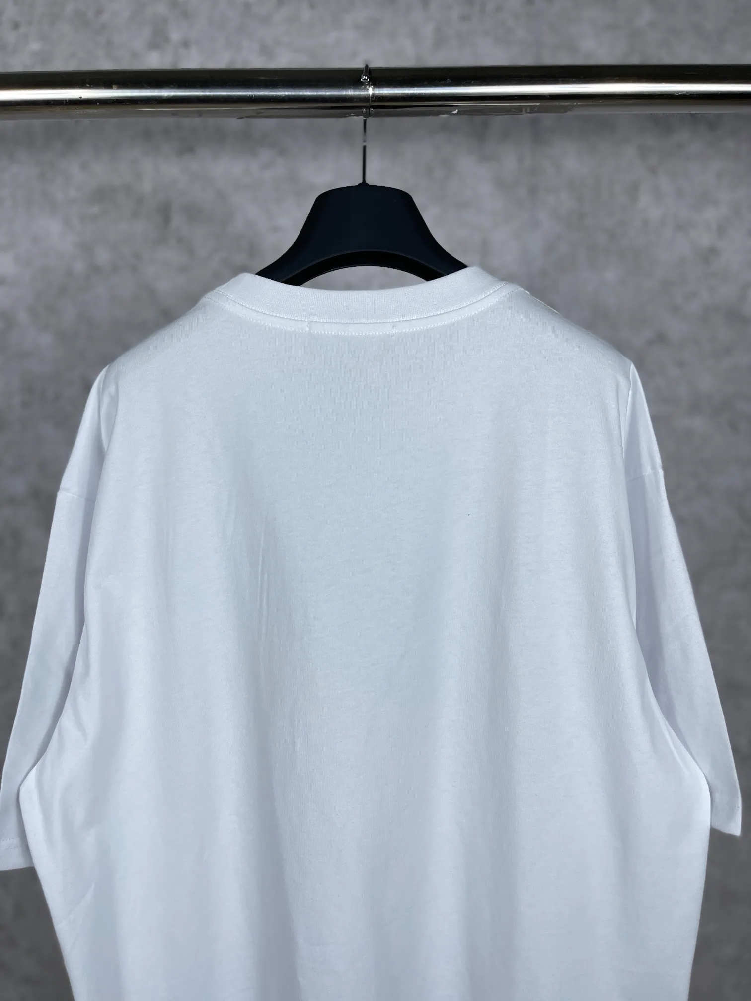 🅿️160 real photos [Top version. Official website quality] BALENCI*GA/Paris. Classic style. SS22 #balenci*ga lock letter LOGO short-sleeved T-shirt. Brick cabinet synchronization.                       The fabric is made of Paris ZP custom-woven and dyed 100% double yarn compact cotton. The weight is 260 grams. The cloth surface is clean. The cloth pattern is clear, soft and comfortable. The threads are dyed with no color difference. The classic pattern is printed with environmentally friendly imported materials, precision printing screen, the letters are clear, the effect is three-dimensional, and the brick cabinet is restored. The version adopts the OS loose shoulder version. Same style for men and women Coding: BL223051 Color: Black. White. Orchid Size: XS S M L
