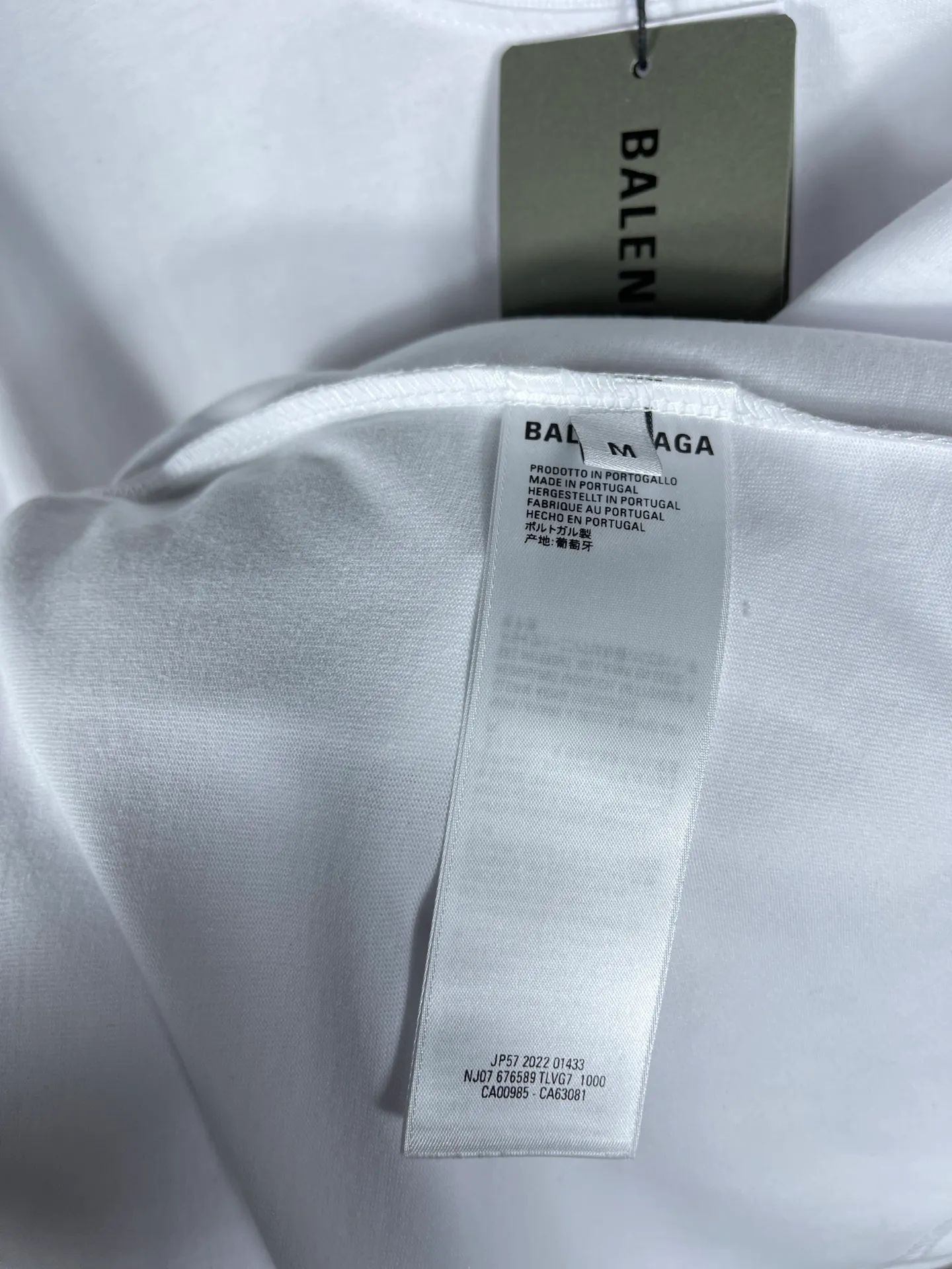 🅿️160 real photos [Top version. Official website quality] BALENCI*GA/Paris. Classic style. SS22 #balenci*ga lock letter LOGO short-sleeved T-shirt. Brick cabinet synchronization.                       The fabric is made of Paris ZP custom-woven and dyed 100% double yarn compact cotton. The weight is 260 grams. The cloth surface is clean. The cloth pattern is clear, soft and comfortable. The threads are dyed with no color difference. The classic pattern is printed with environmentally friendly imported materials, precision printing screen, the letters are clear, the effect is three-dimensional, and the brick cabinet is restored. The version adopts the OS loose shoulder version. Same style for men and women Coding: BL223051 Color: Black. White. Orchid Size: XS S M L