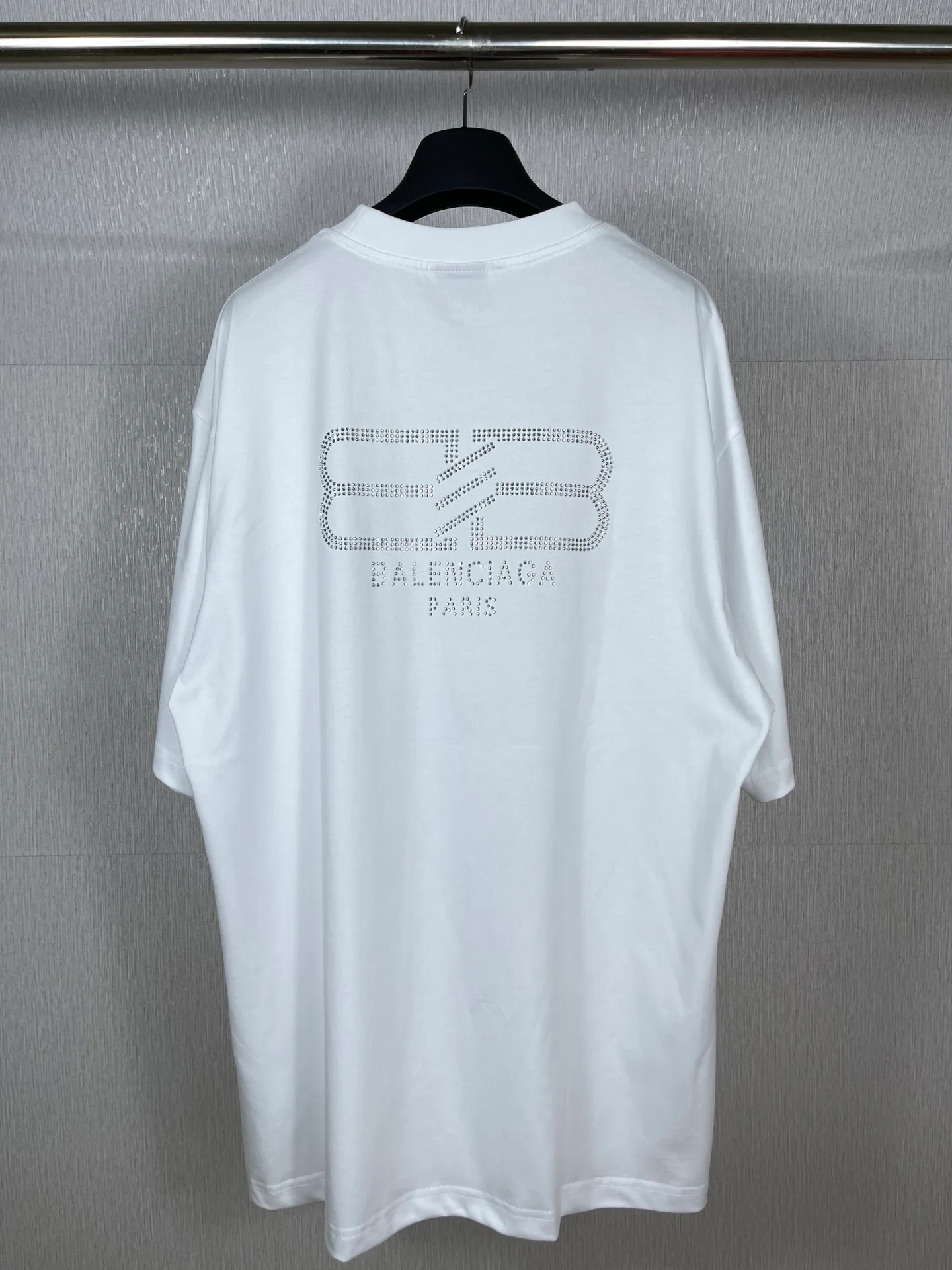 🅿️180 real photos [Top version. Official website quality] BALENCI*GA/Paris BALENCI*GA#23SS Paris classic lock button back classic LOGO hot-drilled short-sleeved T-shirt. Brick cabinet synchronization. The fabric is made of Paris ZP custom-woven and dyed 100% cotton double yarn compact cotton. The weight is 260 grams. The cloth surface is clean. The cloth pattern is clear. Soft and comfortable. Good color fastness. Not easy to change color. The threads are woven and dyed with no color difference. The back hot drill uses imported drill, which has good gloss and is not easy to fall off. Restore brick cabinet. The version adopts OS loose shoulder style. Same style for men and women. Code: BL223200 Color: Black. White Size: XS to L