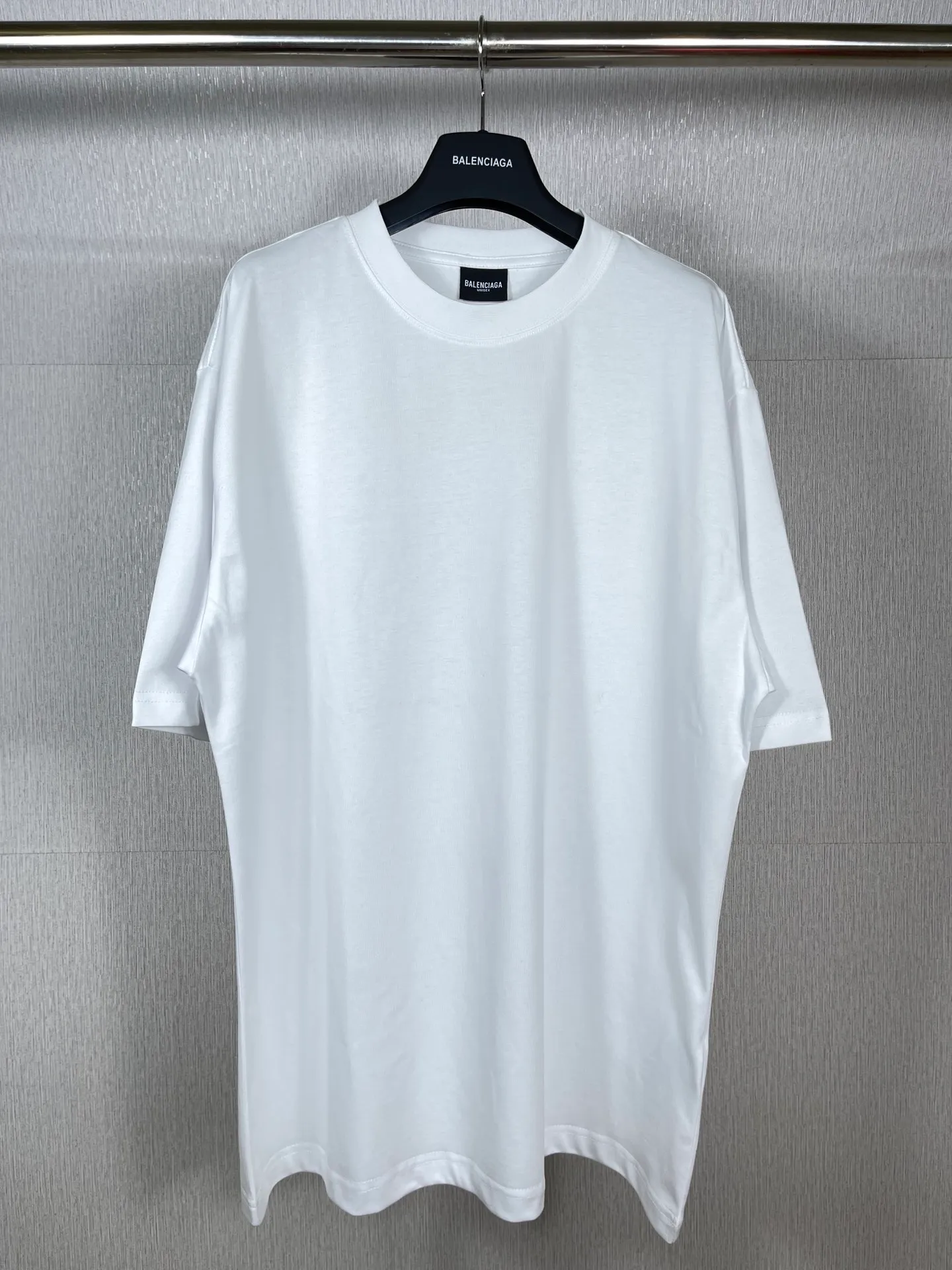 🅿️180 real photos [Top version. Official website quality] BALENCI*GA/Paris BALENCI*GA#23SS Paris classic lock button back classic LOGO hot-drilled short-sleeved T-shirt. Brick cabinet synchronization. The fabric is made of Paris ZP custom-woven and dyed 100% cotton double yarn compact cotton. The weight is 260 grams. The cloth surface is clean. The cloth pattern is clear. Soft and comfortable. Good color fastness. Not easy to change color. The threads are woven and dyed with no color difference. The back hot drill uses imported drill, which has good gloss and is not easy to fall off. Restore brick cabinet. The version adopts OS loose shoulder style. Same style for men and women. Code: BL223200 Color: Black. White Size: XS to L