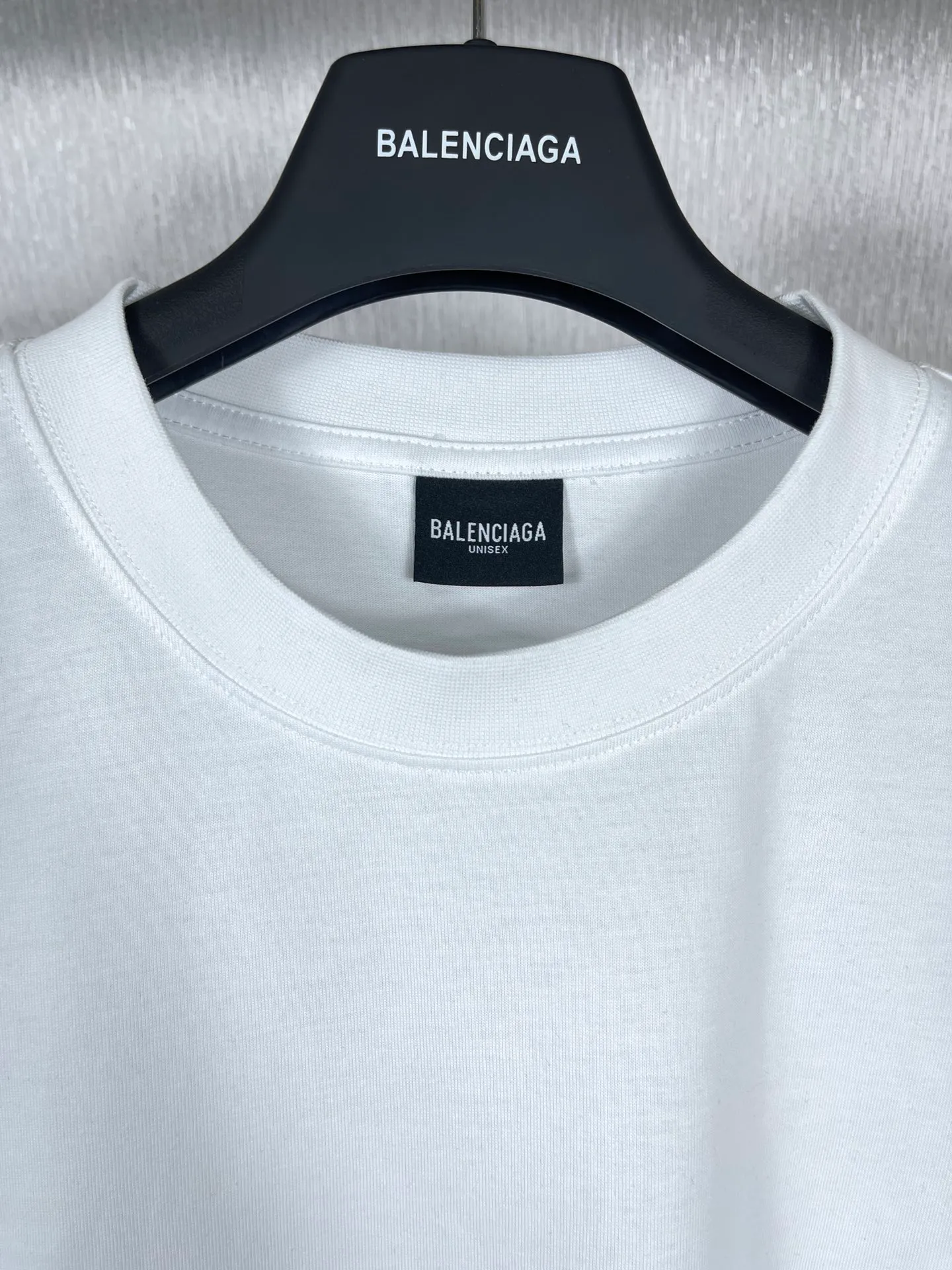 🅿️180 real photos [Top version. Official website quality] BALENCI*GA/Paris BALENCI*GA#23SS Paris classic lock button back classic LOGO hot-drilled short-sleeved T-shirt. Brick cabinet synchronization. The fabric is made of Paris ZP custom-woven and dyed 100% cotton double yarn compact cotton. The weight is 260 grams. The cloth surface is clean. The cloth pattern is clear. Soft and comfortable. Good color fastness. Not easy to change color. The threads are woven and dyed with no color difference. The back hot drill uses imported drill, which has good gloss and is not easy to fall off. Restore brick cabinet. The version adopts OS loose shoulder style. Same style for men and women. Code: BL223200 Color: Black. White Size: XS to L