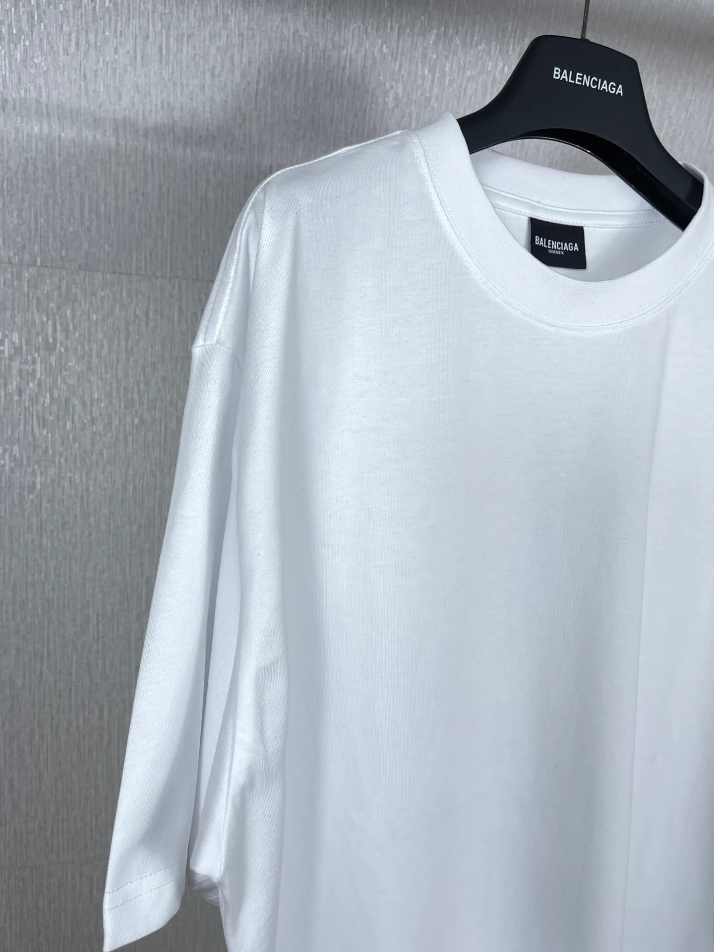 🅿️180 real photos [Top version. Official website quality] BALENCI*GA/Paris BALENCI*GA#23SS Paris classic lock button back classic LOGO hot-drilled short-sleeved T-shirt. Brick cabinet synchronization. The fabric is made of Paris ZP custom-woven and dyed 100% cotton double yarn compact cotton. The weight is 260 grams. The cloth surface is clean. The cloth pattern is clear. Soft and comfortable. Good color fastness. Not easy to change color. The threads are woven and dyed with no color difference. The back hot drill uses imported drill, which has good gloss and is not easy to fall off. Restore brick cabinet. The version adopts OS loose shoulder style. Same style for men and women. Code: BL223200 Color: Black. White Size: XS to L