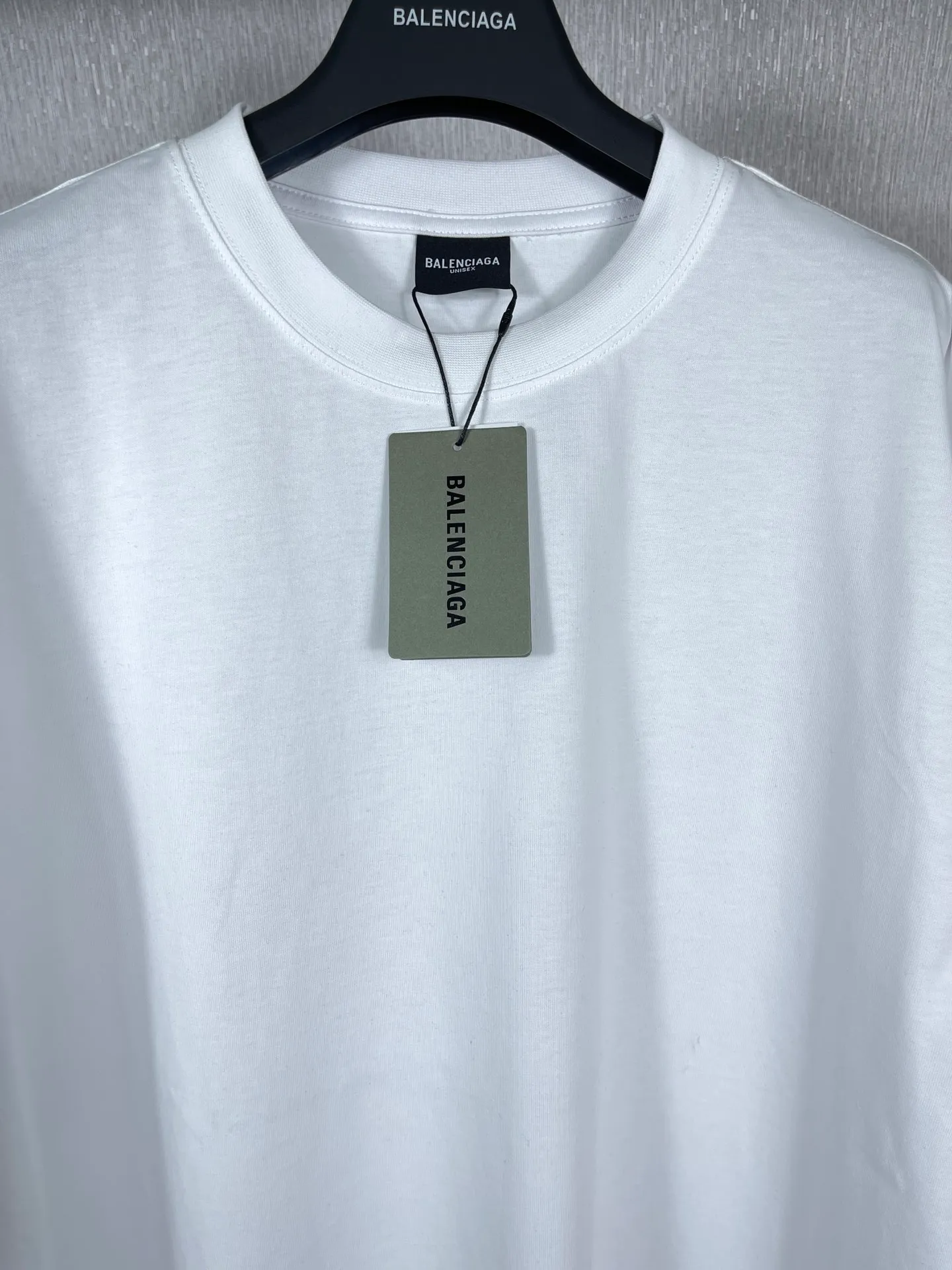 🅿️180 real photos [Top version. Official website quality] BALENCI*GA/Paris BALENCI*GA#23SS Paris classic lock button back classic LOGO hot-drilled short-sleeved T-shirt. Brick cabinet synchronization. The fabric is made of Paris ZP custom-woven and dyed 100% cotton double yarn compact cotton. The weight is 260 grams. The cloth surface is clean. The cloth pattern is clear. Soft and comfortable. Good color fastness. Not easy to change color. The threads are woven and dyed with no color difference. The back hot drill uses imported drill, which has good gloss and is not easy to fall off. Restore brick cabinet. The version adopts OS loose shoulder style. Same style for men and women. Code: BL223200 Color: Black. White Size: XS to L