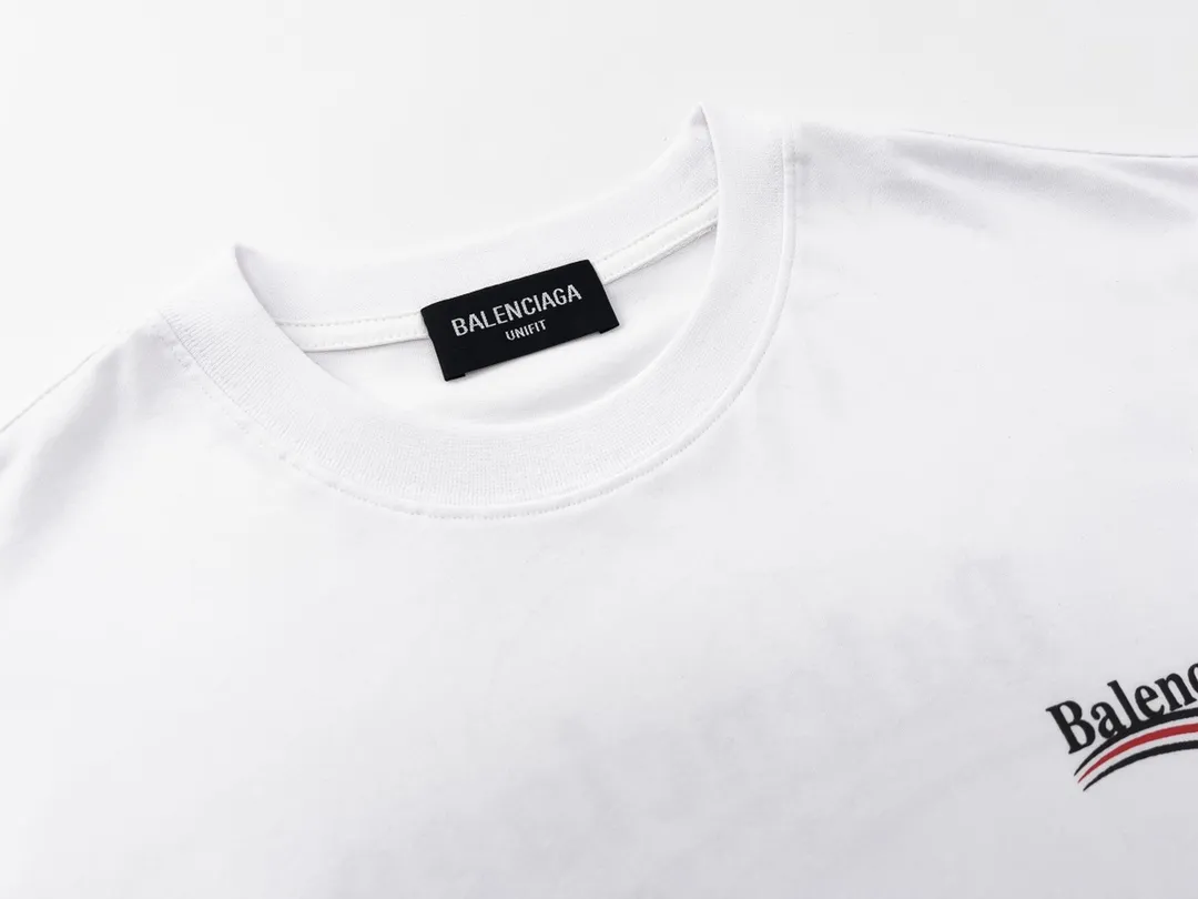 🅿️166 Detailed picture [Top version. Official website quality] BALENCI*GA/Paris #Classic, Coke printed short-sleeved T-shirt# The fabric is made of Paris ZP custom-woven and dyed cotton double yarn. Weighing 260 grams, the cloth surface is clean. The cloth pattern is clear, soft and comfortable. The threads are dyed with no color difference. The classic pattern printing uses environmentally friendly imported glue and precision stencil. The letters are clear. No burrs. The three-dimensional effect is strong. All colors are synchronized with the brick cabinets, custom woven and dyed, and will not fade. Different market currencies. The version adopts OS loose shoulder style. Same style for men and women. Code: BL223029 Color: white, black, yellow, red, gray, gray orchid, blue, military green, navy. Size: XS to L
