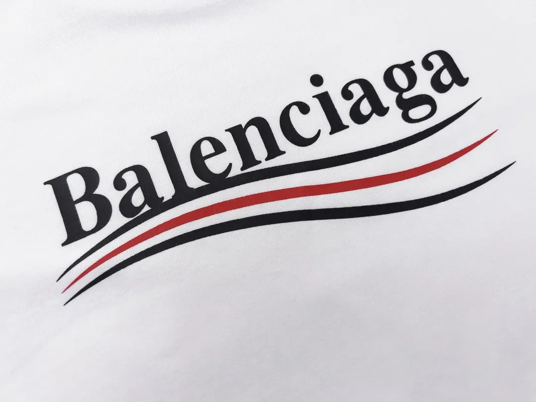 🅿️166 Detailed picture [Top version. Official website quality] BALENCI*GA/Paris #Classic, Coke printed short-sleeved T-shirt# The fabric is made of Paris ZP custom-woven and dyed cotton double yarn. Weighing 260 grams, the cloth surface is clean. The cloth pattern is clear, soft and comfortable. The threads are dyed with no color difference. The classic pattern printing uses environmentally friendly imported glue and precision stencil. The letters are clear. No burrs. The three-dimensional effect is strong. All colors are synchronized with the brick cabinets, custom woven and dyed, and will not fade. Different market currencies. The version adopts OS loose shoulder style. Same style for men and women. Code: BL223029 Color: white, black, yellow, red, gray, gray orchid, blue, military green, navy. Size: XS to L