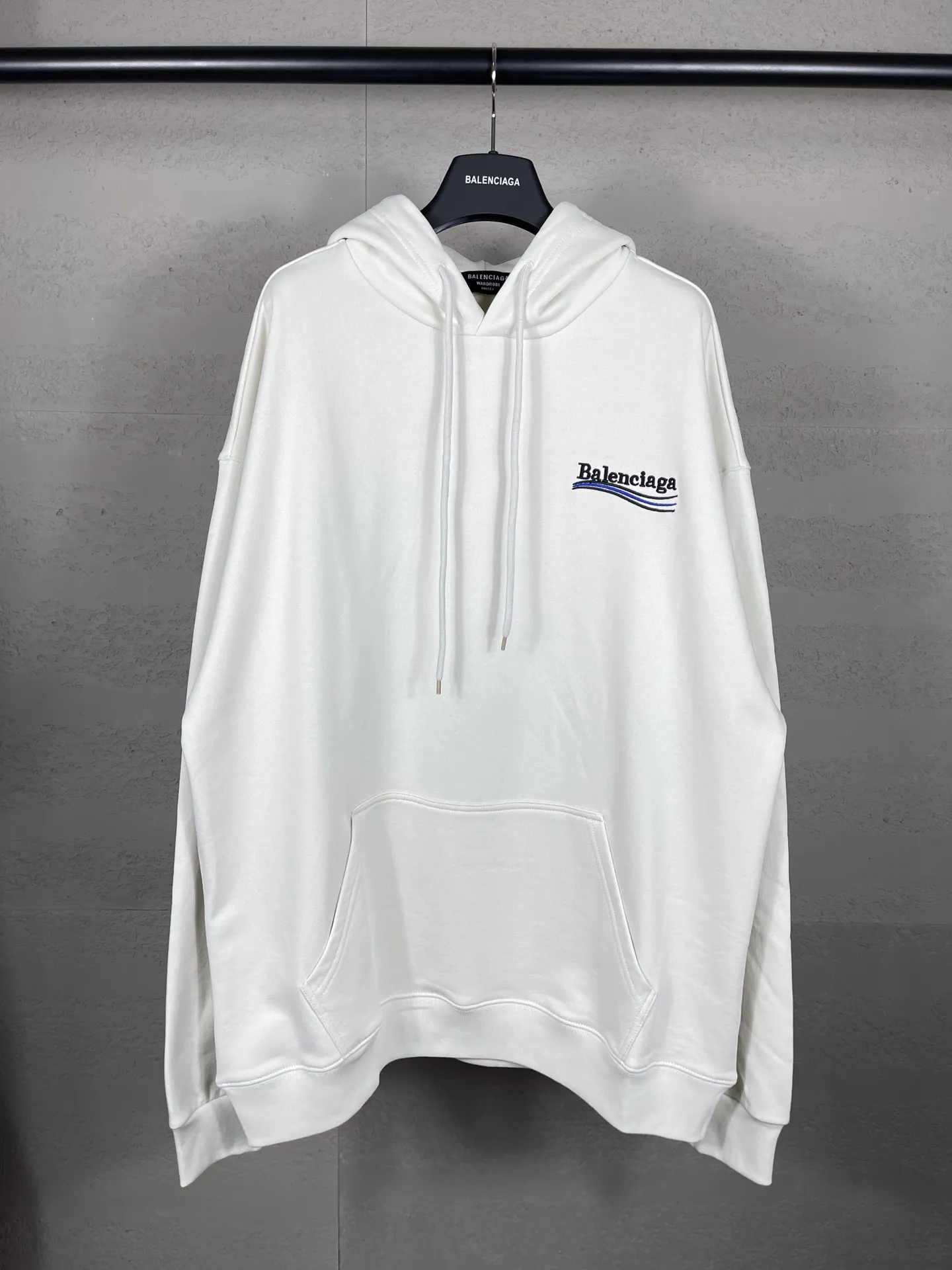 🅿️296 Detailed picture [Top version. Official website quality] BALENCI*GA/Paris. Classic style, #COLA Embroidered Hooded Long-Sleeve Sweatshirt# The fabric is made of Paris ZP custom-woven and dyed cotton terry sweatshirt, with a weight of 450 grams. The cloth surface is clean. The cloth pattern is clear, soft and comfortable. The threads are dyed with no color difference. The classic letter LOGO pattern is embroidered with an imported Tajima embroidery machine. The letters are clear and have a strong three-dimensional effect. Restored brick cabinets. Welcome to compare. The version adopts OS loose shoulder version. Same style for men and women. Code: BL238035 Color: black, white, cement white, dark gray Size: XS S M L