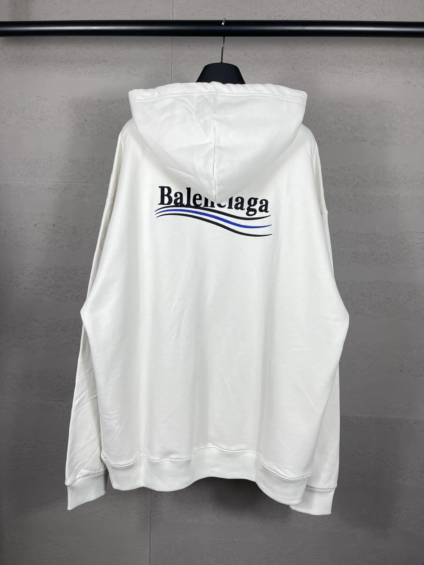 🅿️296 Detailed picture [Top version. Official website quality] BALENCI*GA/Paris. Classic style, #COLA Embroidered Hooded Long-Sleeve Sweatshirt# The fabric is made of Paris ZP custom-woven and dyed cotton terry sweatshirt, with a weight of 450 grams. The cloth surface is clean. The cloth pattern is clear, soft and comfortable. The threads are dyed with no color difference. The classic letter LOGO pattern is embroidered with an imported Tajima embroidery machine. The letters are clear and have a strong three-dimensional effect. Restored brick cabinets. Welcome to compare. The version adopts OS loose shoulder version. Same style for men and women. Code: BL238035 Color: black, white, cement white, dark gray Size: XS S M L