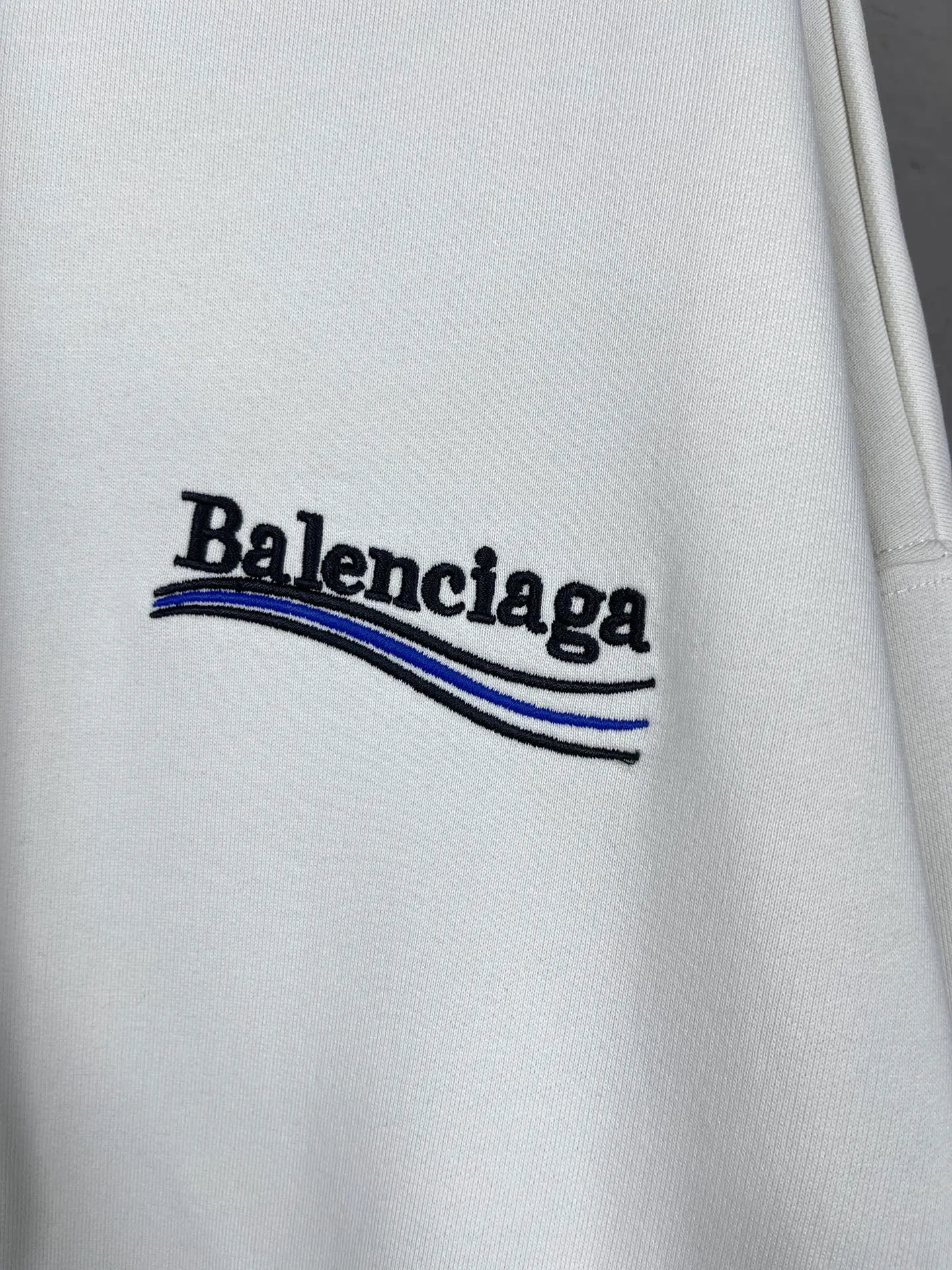 🅿️296 Detailed picture [Top version. Official website quality] BALENCI*GA/Paris. Classic style, #COLA Embroidered Hooded Long-Sleeve Sweatshirt# The fabric is made of Paris ZP custom-woven and dyed cotton terry sweatshirt, with a weight of 450 grams. The cloth surface is clean. The cloth pattern is clear, soft and comfortable. The threads are dyed with no color difference. The classic letter LOGO pattern is embroidered with an imported Tajima embroidery machine. The letters are clear and have a strong three-dimensional effect. Restored brick cabinets. Welcome to compare. The version adopts OS loose shoulder version. Same style for men and women. Code: BL238035 Color: black, white, cement white, dark gray Size: XS S M L