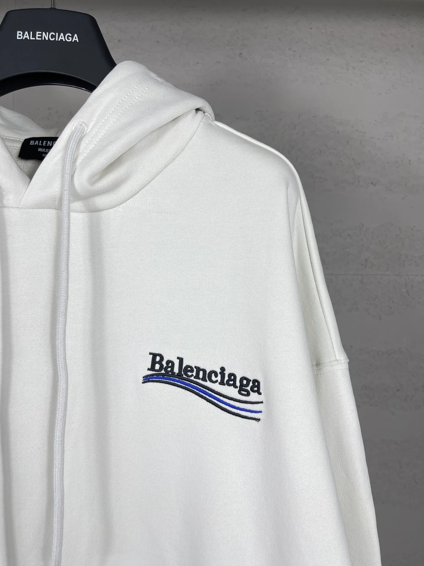 🅿️296 Detailed picture [Top version. Official website quality] BALENCI*GA/Paris. Classic style, #COLA Embroidered Hooded Long-Sleeve Sweatshirt# The fabric is made of Paris ZP custom-woven and dyed cotton terry sweatshirt, with a weight of 450 grams. The cloth surface is clean. The cloth pattern is clear, soft and comfortable. The threads are dyed with no color difference. The classic letter LOGO pattern is embroidered with an imported Tajima embroidery machine. The letters are clear and have a strong three-dimensional effect. Restored brick cabinets. Welcome to compare. The version adopts OS loose shoulder version. Same style for men and women. Code: BL238035 Color: black, white, cement white, dark gray Size: XS S M L