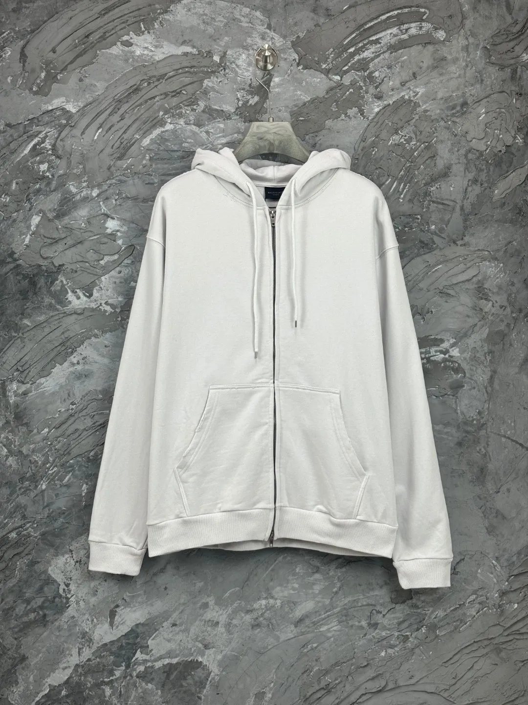 🅿️400 BALENCI*GA Paris' latest masking tape style hooded long-sleeved zipper sweatshirt. The back pattern is printed with imported environmentally friendly materials, and the tape is glued. Customized matching hardware. The letters are clear. The effect is three-dimensional. Exclusively pattern-woven and dyed 460g fabric. Threads are dyed in the same vat with zero color difference. Brick cabinet synchronization. Welcome to compare. Same style for men and women -Color: black beige -SIZE: Xs S M L Style No. 8970#