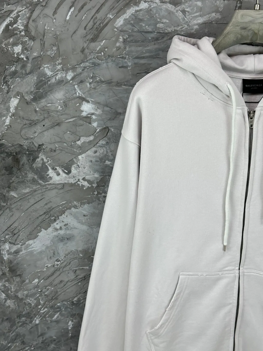 🅿️400 BALENCI*GA Paris' latest masking tape style hooded long-sleeved zipper sweatshirt. The back pattern is printed with imported environmentally friendly materials, and the tape is glued. Customized matching hardware. The letters are clear. The effect is three-dimensional. Exclusively pattern-woven and dyed 460g fabric. Threads are dyed in the same vat with zero color difference. Brick cabinet synchronization. Welcome to compare. Same style for men and women -Color: black beige -SIZE: Xs S M L Style No. 8970#