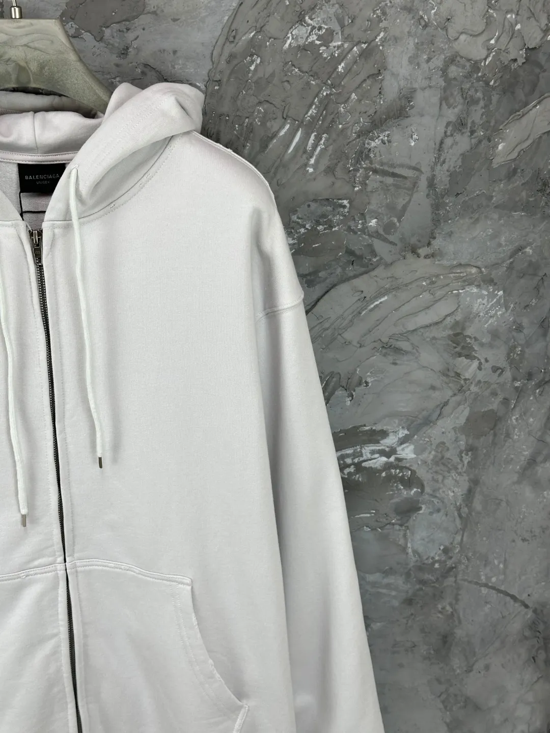 🅿️400 BALENCI*GA Paris' latest masking tape style hooded long-sleeved zipper sweatshirt. The back pattern is printed with imported environmentally friendly materials, and the tape is glued. Customized matching hardware. The letters are clear. The effect is three-dimensional. Exclusively pattern-woven and dyed 460g fabric. Threads are dyed in the same vat with zero color difference. Brick cabinet synchronization. Welcome to compare. Same style for men and women -Color: black beige -SIZE: Xs S M L Style No. 8970#