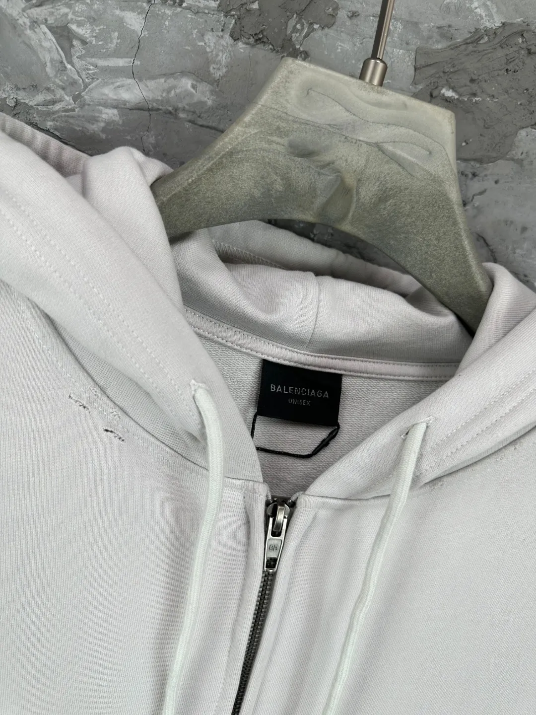 🅿️400 BALENCI*GA Paris' latest masking tape style hooded long-sleeved zipper sweatshirt. The back pattern is printed with imported environmentally friendly materials, and the tape is glued. Customized matching hardware. The letters are clear. The effect is three-dimensional. Exclusively pattern-woven and dyed 460g fabric. Threads are dyed in the same vat with zero color difference. Brick cabinet synchronization. Welcome to compare. Same style for men and women -Color: black beige -SIZE: Xs S M L Style No. 8970#