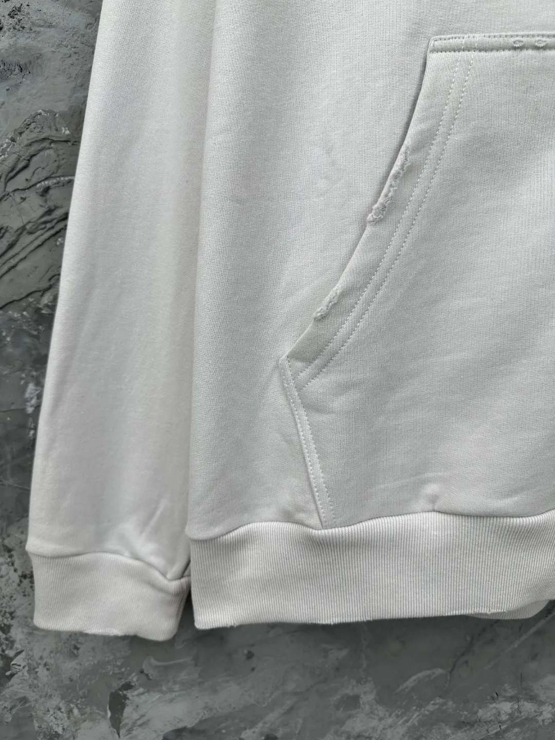 🅿️400 BALENCI*GA Paris' latest masking tape style hooded long-sleeved zipper sweatshirt. The back pattern is printed with imported environmentally friendly materials, and the tape is glued. Customized matching hardware. The letters are clear. The effect is three-dimensional. Exclusively pattern-woven and dyed 460g fabric. Threads are dyed in the same vat with zero color difference. Brick cabinet synchronization. Welcome to compare. Same style for men and women -Color: black beige -SIZE: Xs S M L Style No. 8970#