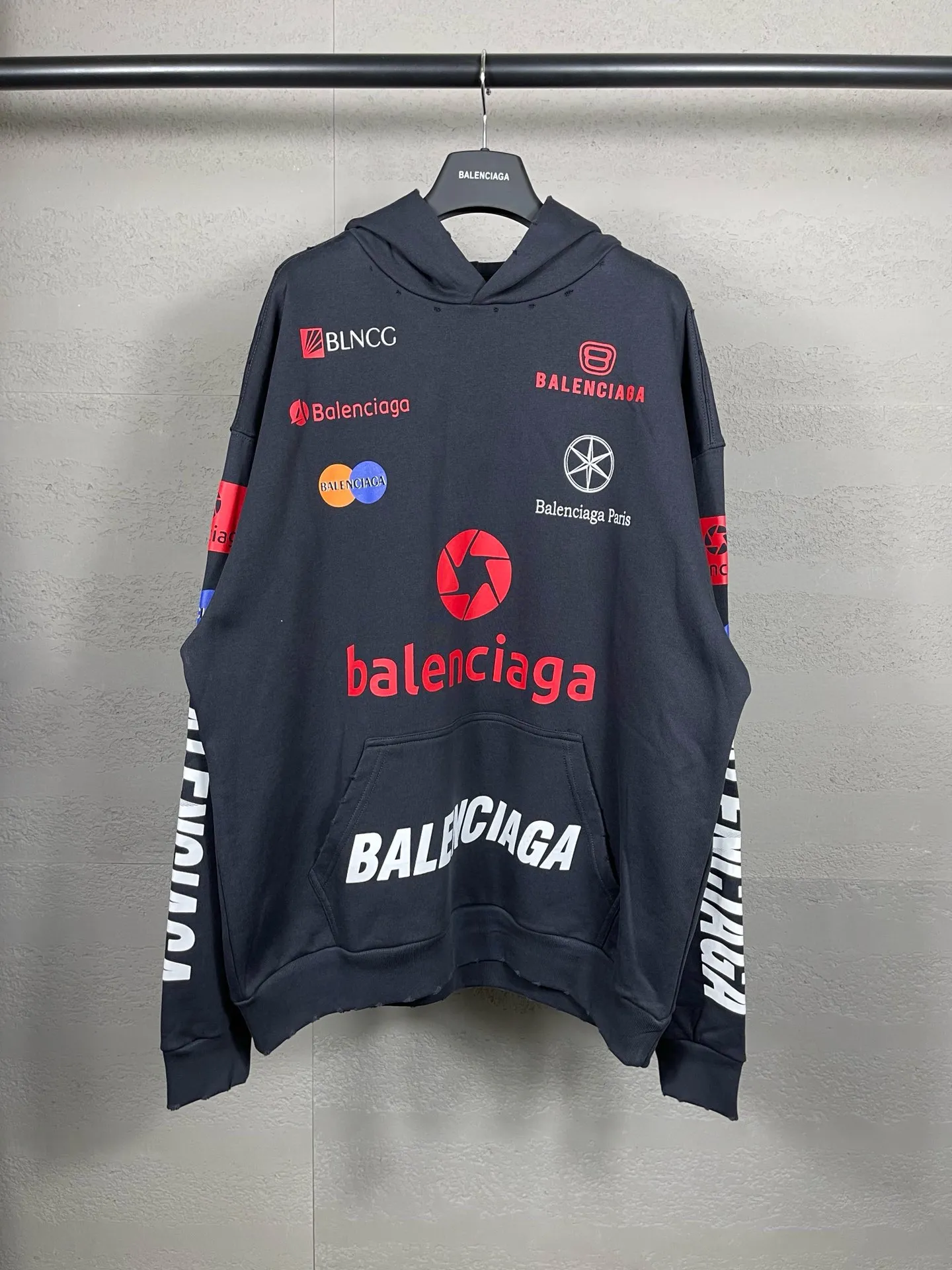 🅿️320 real photos [Top version. Official website quality] BALENCI*GA/Paris BALENCI*GA#2024 latest model, many classic full LOGO racing suits printed ready-to-wear worn hooded sweatshirts and brick cabinets synchronized. Genuine products are developed and developed in the first time. Welcome to compare! The fabric is made of Paris ZP custom-woven and dyed cotton sweatshirt. The weight is 450 grams. The cloth surface is clean. The cloth pattern is clear. It is soft and comfortable. It has good color fastness and is not easy to change color. The threads are woven and dyed with no color difference. The printing is done by computer direct printing, with a three-dimensional effect. The garments are distressed and worn, with ultra-high craftsmanship. The version adopts the OS loose shoulder style. Same style for men and women. Coding: BL238009 Color: white, dark blue gray Size: XS S M L