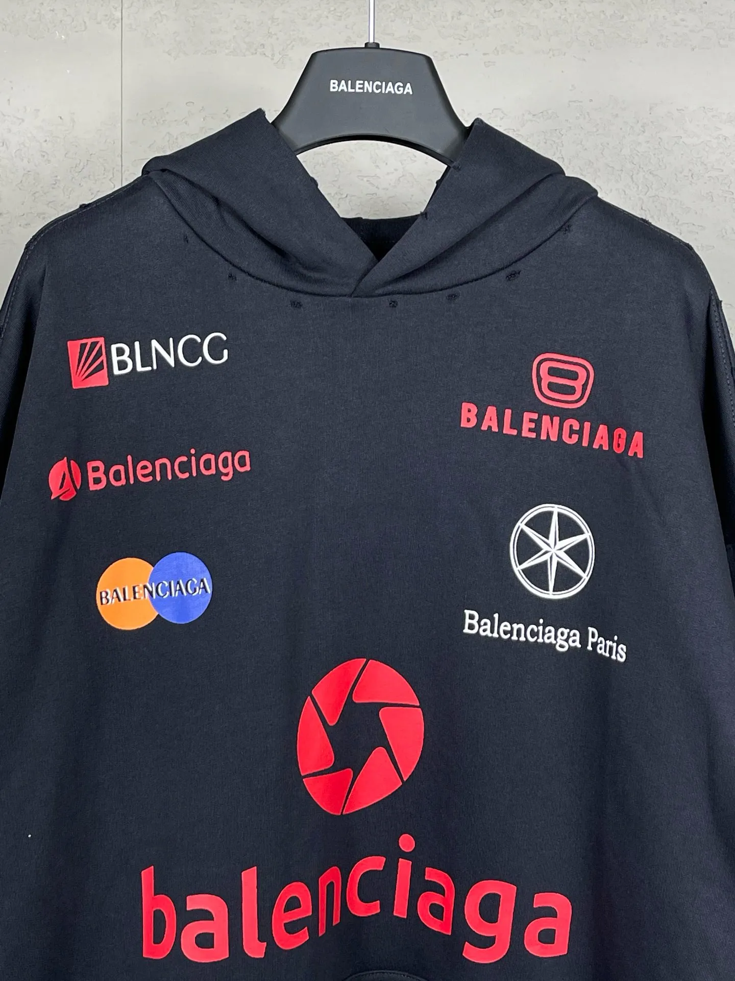 🅿️320 real photos [Top version. Official website quality] BALENCI*GA/Paris BALENCI*GA#2024 latest model, many classic full LOGO racing suits printed ready-to-wear worn hooded sweatshirts and brick cabinets synchronized. Genuine products are developed and developed in the first time. Welcome to compare! The fabric is made of Paris ZP custom-woven and dyed cotton sweatshirt. The weight is 450 grams. The cloth surface is clean. The cloth pattern is clear. It is soft and comfortable. It has good color fastness and is not easy to change color. The threads are woven and dyed with no color difference. The printing is done by computer direct printing, with a three-dimensional effect. The garments are distressed and worn, with ultra-high craftsmanship. The version adopts the OS loose shoulder style. Same style for men and women. Coding: BL238009 Color: white, dark blue gray Size: XS S M L