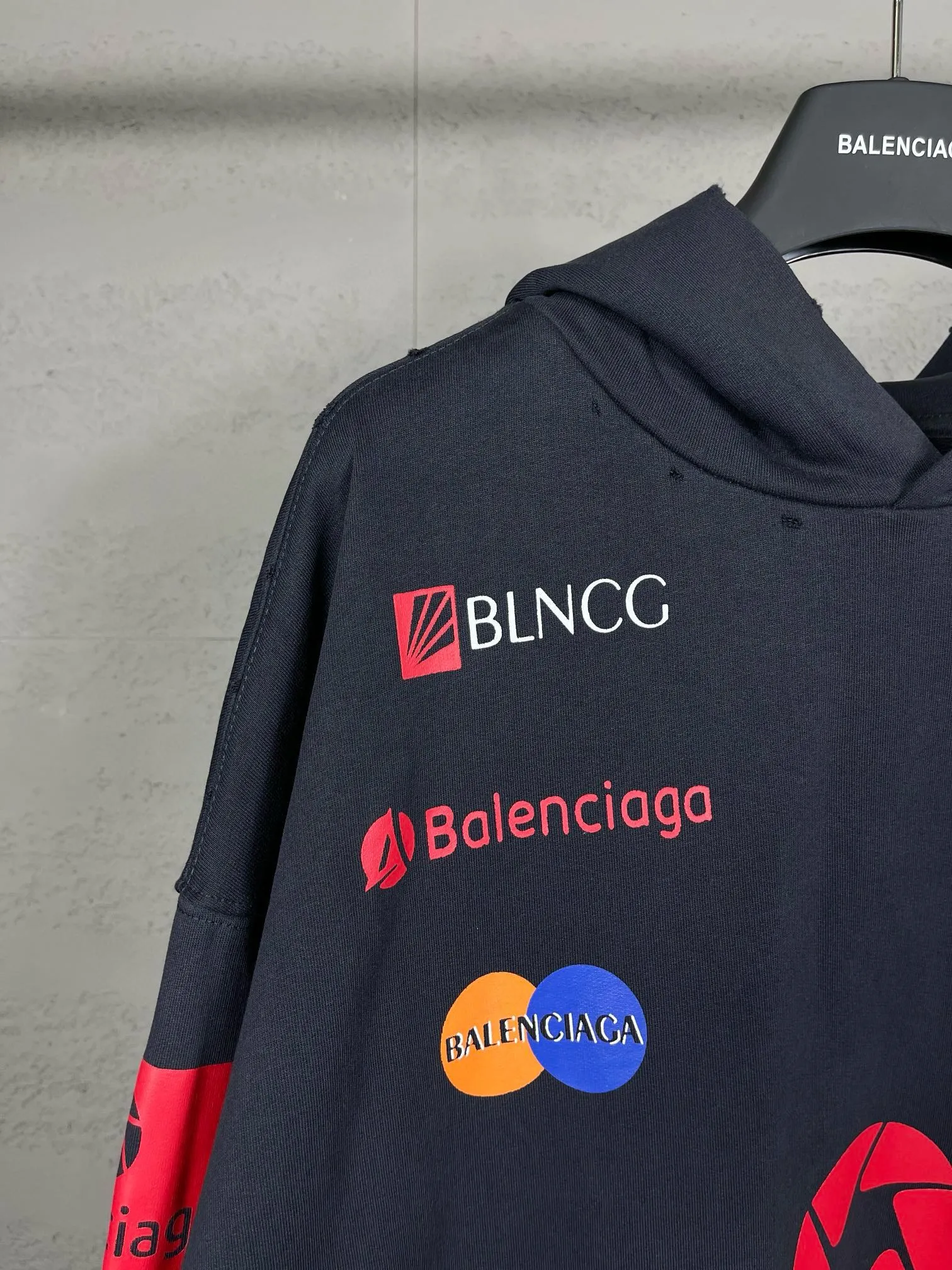 🅿️320 real photos [Top version. Official website quality] BALENCI*GA/Paris BALENCI*GA#2024 latest model, many classic full LOGO racing suits printed ready-to-wear worn hooded sweatshirts and brick cabinets synchronized. Genuine products are developed and developed in the first time. Welcome to compare! The fabric is made of Paris ZP custom-woven and dyed cotton sweatshirt. The weight is 450 grams. The cloth surface is clean. The cloth pattern is clear. It is soft and comfortable. It has good color fastness and is not easy to change color. The threads are woven and dyed with no color difference. The printing is done by computer direct printing, with a three-dimensional effect. The garments are distressed and worn, with ultra-high craftsmanship. The version adopts the OS loose shoulder style. Same style for men and women. Coding: BL238009 Color: white, dark blue gray Size: XS S M L