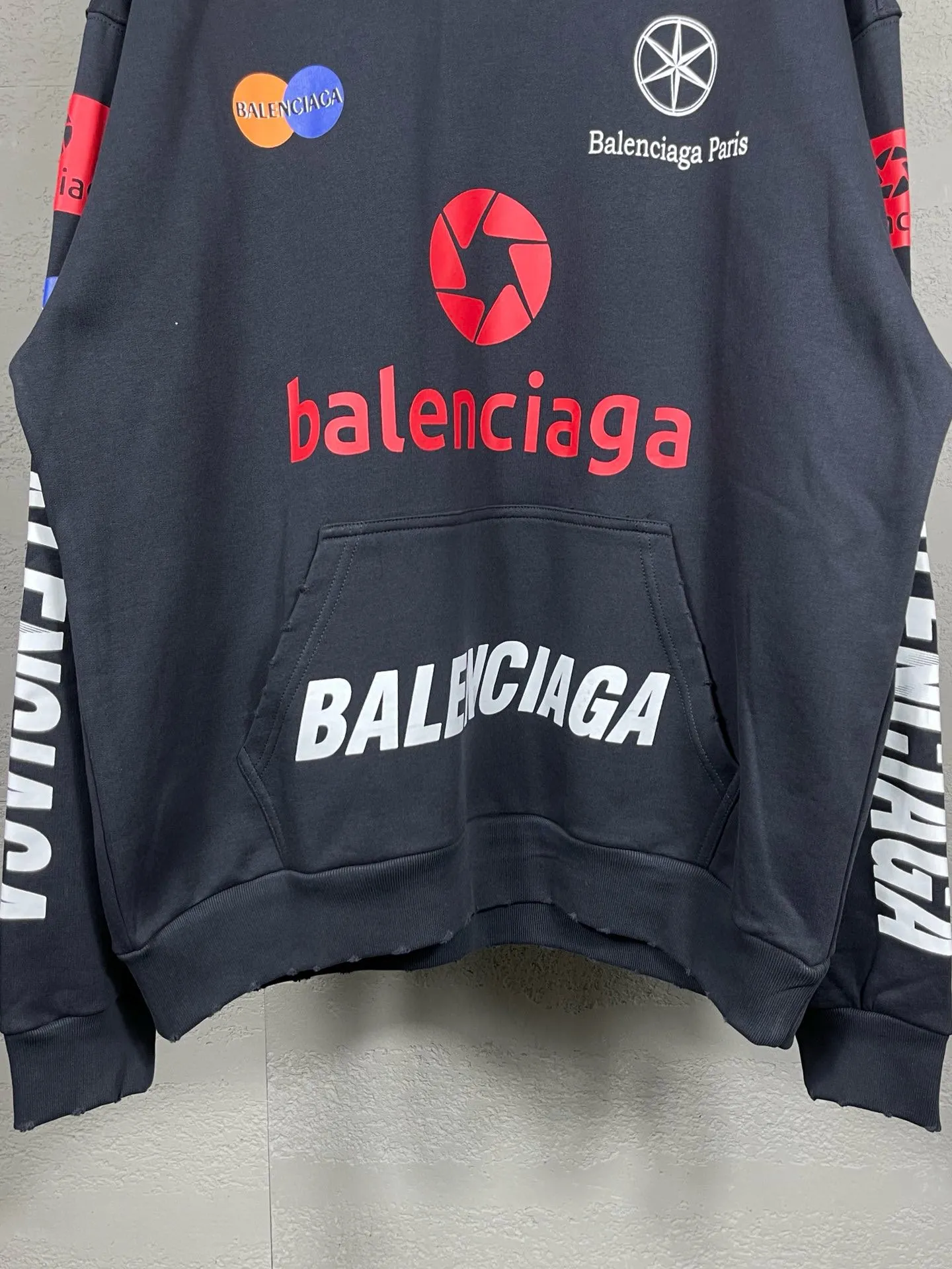 🅿️320 real photos [Top version. Official website quality] BALENCI*GA/Paris BALENCI*GA#2024 latest model, many classic full LOGO racing suits printed ready-to-wear worn hooded sweatshirts and brick cabinets synchronized. Genuine products are developed and developed in the first time. Welcome to compare! The fabric is made of Paris ZP custom-woven and dyed cotton sweatshirt. The weight is 450 grams. The cloth surface is clean. The cloth pattern is clear. It is soft and comfortable. It has good color fastness and is not easy to change color. The threads are woven and dyed with no color difference. The printing is done by computer direct printing, with a three-dimensional effect. The garments are distressed and worn, with ultra-high craftsmanship. The version adopts the OS loose shoulder style. Same style for men and women. Coding: BL238009 Color: white, dark blue gray Size: XS S M L