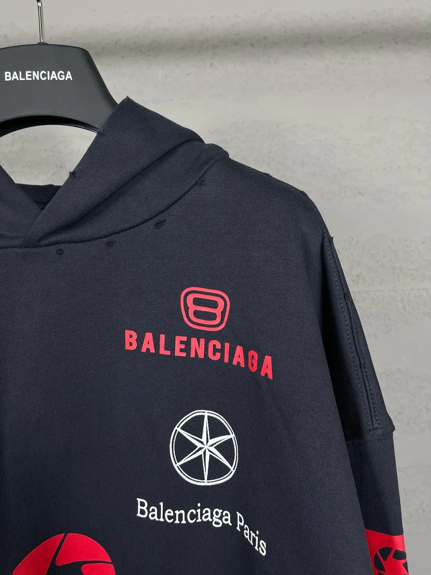 🅿️320 real photos [Top version. Official website quality] BALENCI*GA/Paris BALENCI*GA#2024 latest model, many classic full LOGO racing suits printed ready-to-wear worn hooded sweatshirts and brick cabinets synchronized. Genuine products are developed and developed in the first time. Welcome to compare! The fabric is made of Paris ZP custom-woven and dyed cotton sweatshirt. The weight is 450 grams. The cloth surface is clean. The cloth pattern is clear. It is soft and comfortable. It has good color fastness and is not easy to change color. The threads are woven and dyed with no color difference. The printing is done by computer direct printing, with a three-dimensional effect. The garments are distressed and worn, with ultra-high craftsmanship. The version adopts the OS loose shoulder style. Same style for men and women. Coding: BL238009 Color: white, dark blue gray Size: XS S M L