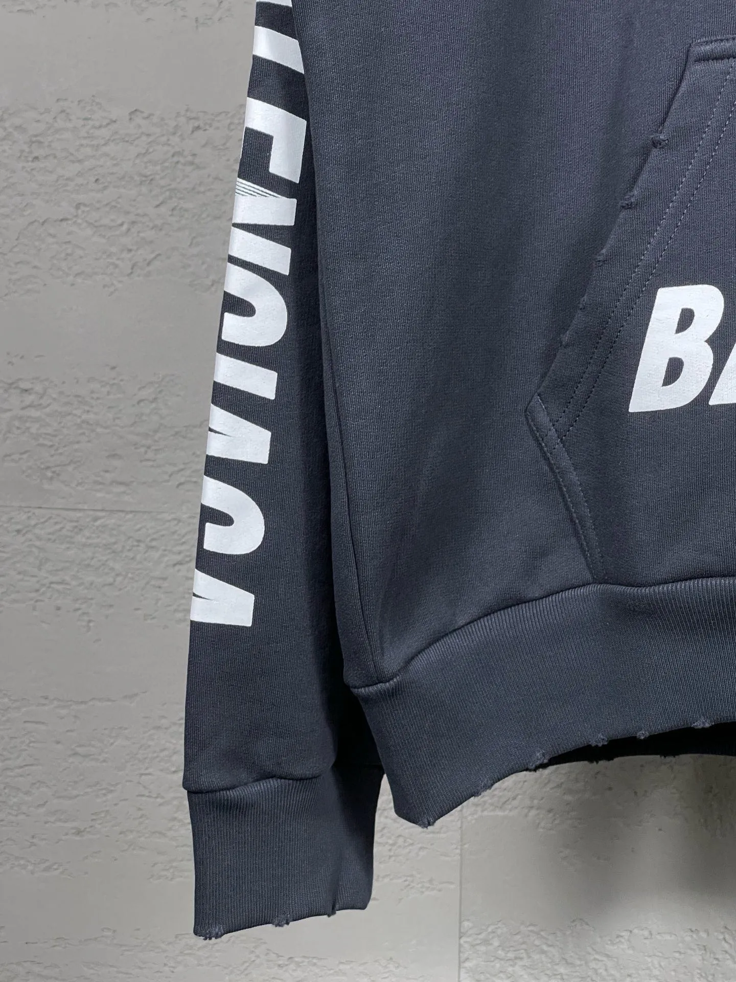 🅿️320 real photos [Top version. Official website quality] BALENCI*GA/Paris BALENCI*GA#2024 latest model, many classic full LOGO racing suits printed ready-to-wear worn hooded sweatshirts and brick cabinets synchronized. Genuine products are developed and developed in the first time. Welcome to compare! The fabric is made of Paris ZP custom-woven and dyed cotton sweatshirt. The weight is 450 grams. The cloth surface is clean. The cloth pattern is clear. It is soft and comfortable. It has good color fastness and is not easy to change color. The threads are woven and dyed with no color difference. The printing is done by computer direct printing, with a three-dimensional effect. The garments are distressed and worn, with ultra-high craftsmanship. The version adopts the OS loose shoulder style. Same style for men and women. Coding: BL238009 Color: white, dark blue gray Size: XS S M L