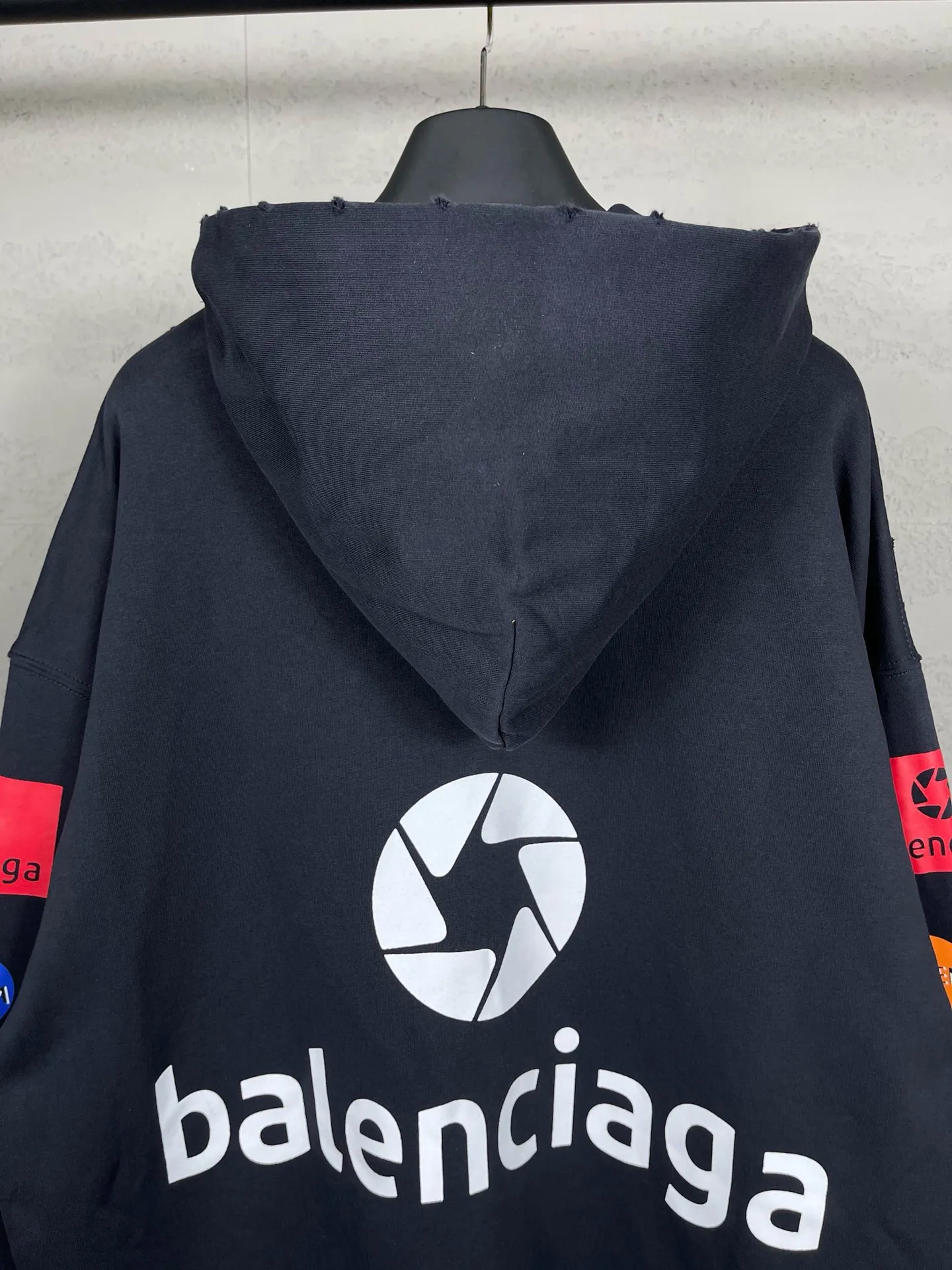 🅿️320 real photos [Top version. Official website quality] BALENCI*GA/Paris BALENCI*GA#2024 latest model, many classic full LOGO racing suits printed ready-to-wear worn hooded sweatshirts and brick cabinets synchronized. Genuine products are developed and developed in the first time. Welcome to compare! The fabric is made of Paris ZP custom-woven and dyed cotton sweatshirt. The weight is 450 grams. The cloth surface is clean. The cloth pattern is clear. It is soft and comfortable. It has good color fastness and is not easy to change color. The threads are woven and dyed with no color difference. The printing is done by computer direct printing, with a three-dimensional effect. The garments are distressed and worn, with ultra-high craftsmanship. The version adopts the OS loose shoulder style. Same style for men and women. Coding: BL238009 Color: white, dark blue gray Size: XS S M L