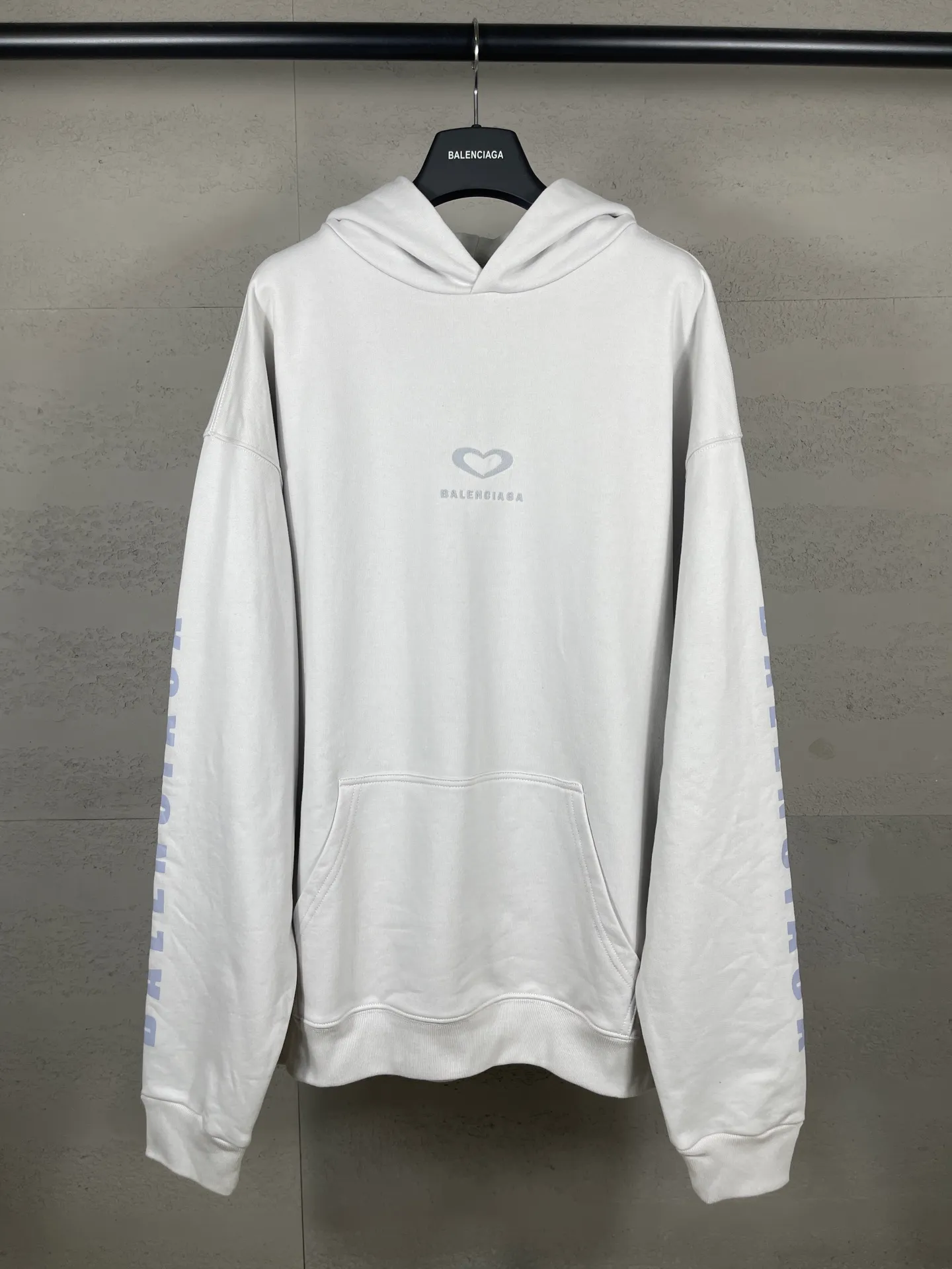🅿️320 real photos [Top version. Official website quality] BALENCI*GA/Paris.SS25 latest model, limited edition for Chinese Valentine's Day in Paris, hooded sweatshirt with love LOGO embroidery on the front and love LOGO printing on the back, synchronized with brick cabinets. Genuine products are developed at the first time, welcome to compare! The fabric is made of Paris ZP custom-woven and dyed cotton sweatshirt. Weighing 460 grams, the cloth surface is clean. The cloth pattern is clear, soft and comfortable. The threads are dyed with no color difference. The embroidery is done using imported Tajima embroidery machines. The printing uses environmentally friendly imported rubber paddles. The letters are clear and the effect is three-dimensional. The version adopts OS loose shoulder design. Same style for men and women. Code: BL259968 Color: black, off-white Size: XS S M L