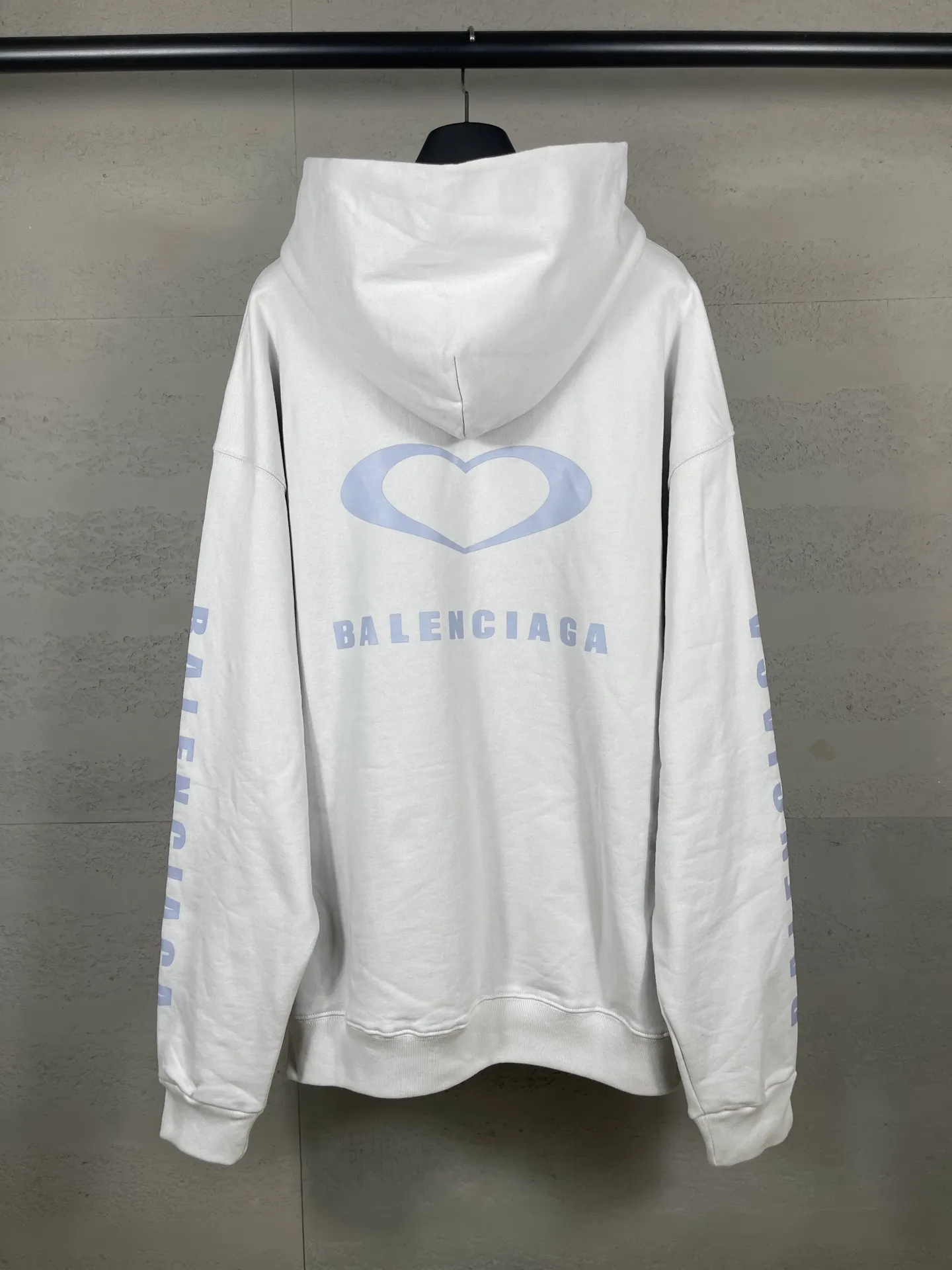 🅿️320 real photos [Top version. Official website quality] BALENCI*GA/Paris.SS25 latest model, limited edition for Chinese Valentine's Day in Paris, hooded sweatshirt with love LOGO embroidery on the front and love LOGO printing on the back, synchronized with brick cabinets. Genuine products are developed at the first time, welcome to compare! The fabric is made of Paris ZP custom-woven and dyed cotton sweatshirt. Weighing 460 grams, the cloth surface is clean. The cloth pattern is clear, soft and comfortable. The threads are dyed with no color difference. The embroidery is done using imported Tajima embroidery machines. The printing uses environmentally friendly imported rubber paddles. The letters are clear and the effect is three-dimensional. The version adopts OS loose shoulder design. Same style for men and women. Code: BL259968 Color: black, off-white Size: XS S M L