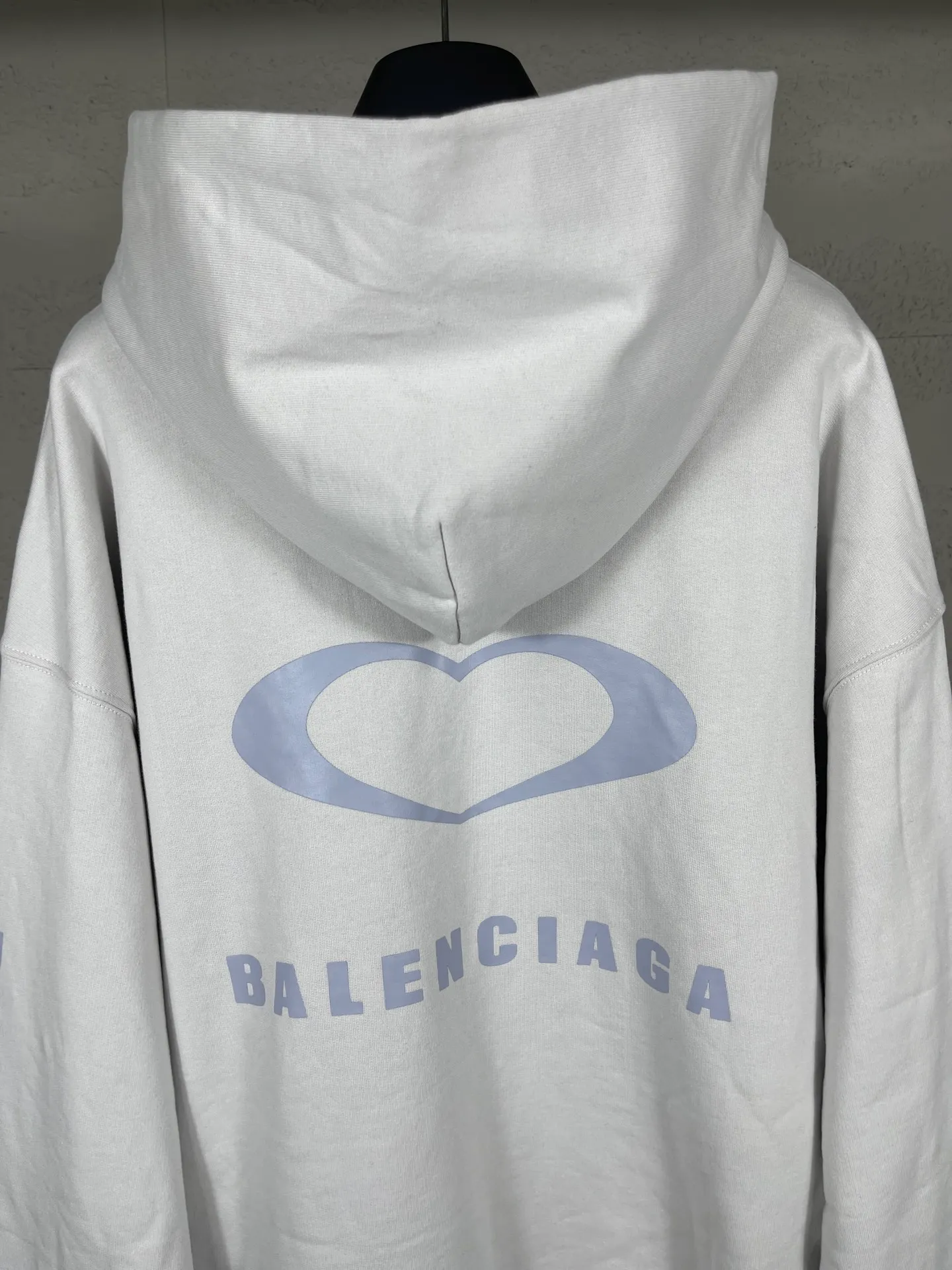🅿️320 real photos [Top version. Official website quality] BALENCI*GA/Paris.SS25 latest model, limited edition for Chinese Valentine's Day in Paris, hooded sweatshirt with love LOGO embroidery on the front and love LOGO printing on the back, synchronized with brick cabinets. Genuine products are developed at the first time, welcome to compare! The fabric is made of Paris ZP custom-woven and dyed cotton sweatshirt. Weighing 460 grams, the cloth surface is clean. The cloth pattern is clear, soft and comfortable. The threads are dyed with no color difference. The embroidery is done using imported Tajima embroidery machines. The printing uses environmentally friendly imported rubber paddles. The letters are clear and the effect is three-dimensional. The version adopts OS loose shoulder design. Same style for men and women. Code: BL259968 Color: black, off-white Size: XS S M L