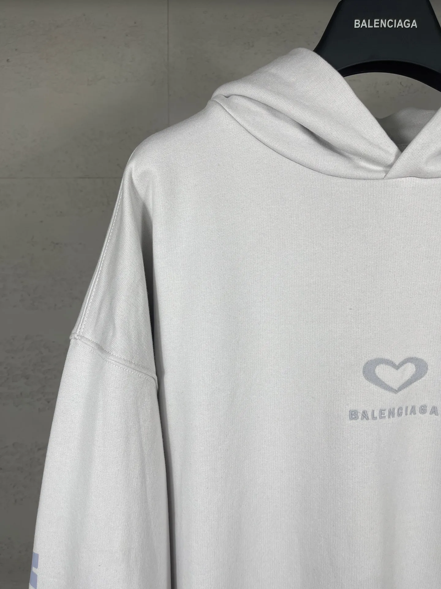 🅿️320 real photos [Top version. Official website quality] BALENCI*GA/Paris.SS25 latest model, limited edition for Chinese Valentine's Day in Paris, hooded sweatshirt with love LOGO embroidery on the front and love LOGO printing on the back, synchronized with brick cabinets. Genuine products are developed at the first time, welcome to compare! The fabric is made of Paris ZP custom-woven and dyed cotton sweatshirt. Weighing 460 grams, the cloth surface is clean. The cloth pattern is clear, soft and comfortable. The threads are dyed with no color difference. The embroidery is done using imported Tajima embroidery machines. The printing uses environmentally friendly imported rubber paddles. The letters are clear and the effect is three-dimensional. The version adopts OS loose shoulder design. Same style for men and women. Code: BL259968 Color: black, off-white Size: XS S M L