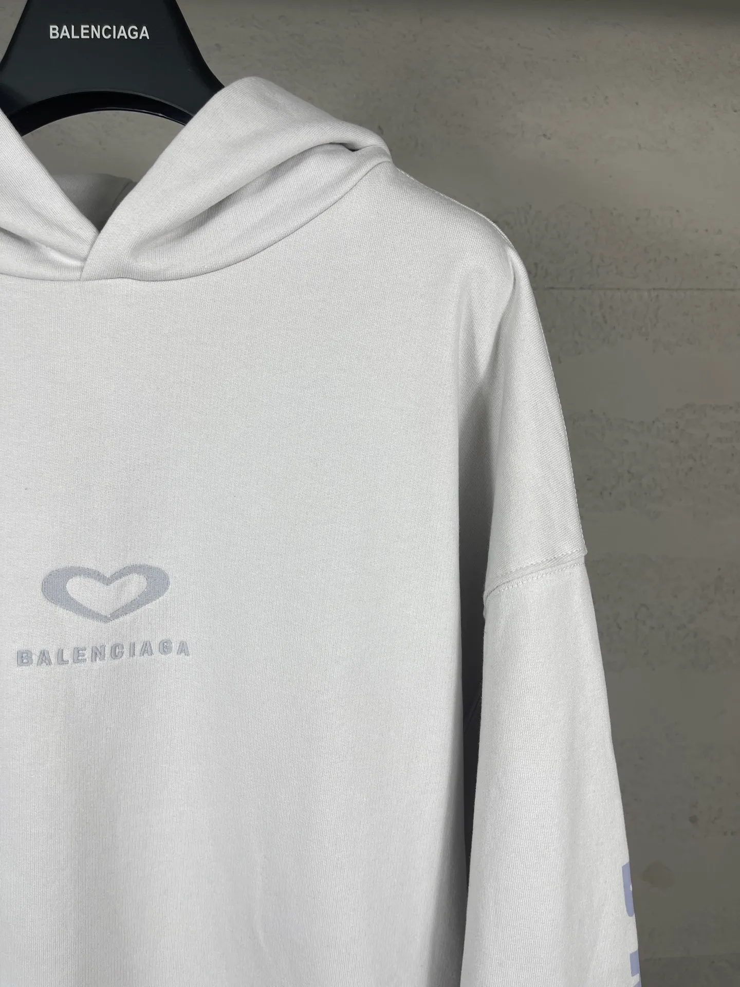 🅿️320 real photos [Top version. Official website quality] BALENCI*GA/Paris.SS25 latest model, limited edition for Chinese Valentine's Day in Paris, hooded sweatshirt with love LOGO embroidery on the front and love LOGO printing on the back, synchronized with brick cabinets. Genuine products are developed at the first time, welcome to compare! The fabric is made of Paris ZP custom-woven and dyed cotton sweatshirt. Weighing 460 grams, the cloth surface is clean. The cloth pattern is clear, soft and comfortable. The threads are dyed with no color difference. The embroidery is done using imported Tajima embroidery machines. The printing uses environmentally friendly imported rubber paddles. The letters are clear and the effect is three-dimensional. The version adopts OS loose shoulder design. Same style for men and women. Code: BL259968 Color: black, off-white Size: XS S M L
