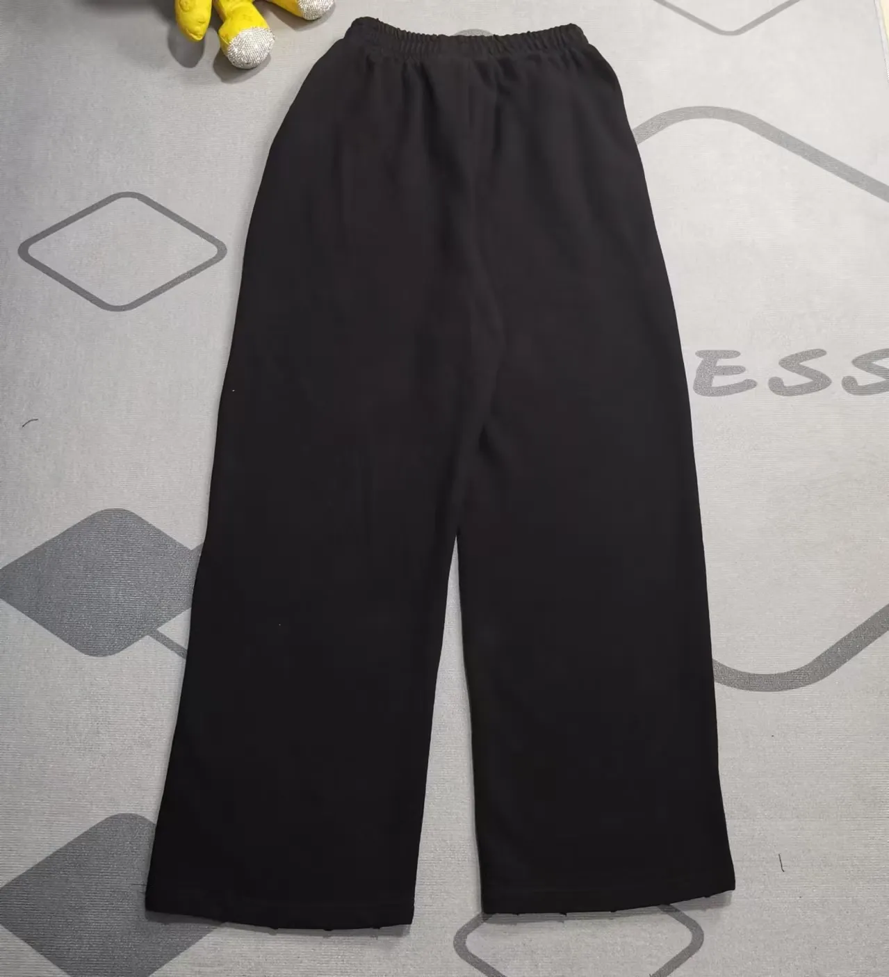 Top version Balenciaga 24ss letter embroidered elastic wide-leg sweatpants, loose fit, color: black, vibe pants with full design, three-dimensional tailoring, spliced ​​stripe contrasting color design, enhance the overall drape and three-dimensional sense, perfectly modify the leg shape, exquisite workmanship, can be worn in many seasons! The texture is full, the fabric is clear at a glance, and there are many details. A pair of pants can easily meet daily commuting and outdoor sports. A pair of trendy male representative Zhu Zhengyan’s upper body is a pair of amazing pants that are essential for your wardrobe!   Color: Black Size: XS-L P:370 Size: XS S M L