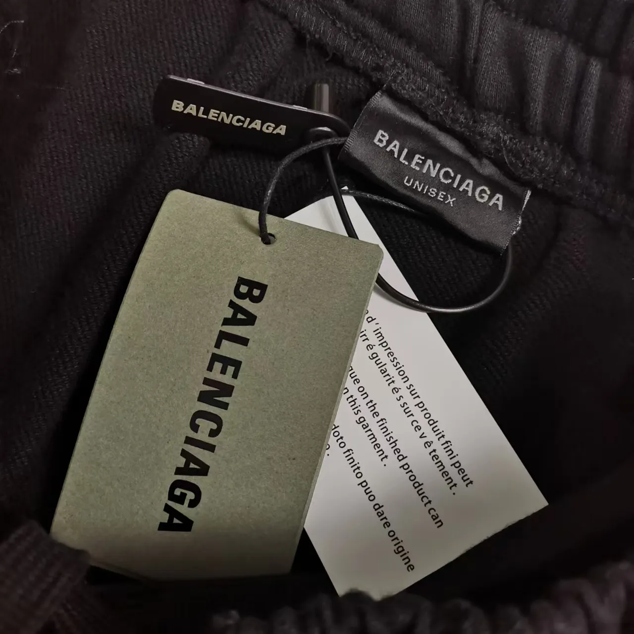 Top version Balenciaga 24ss letter embroidered elastic wide-leg sweatpants, loose fit, color: black, vibe pants with full design, three-dimensional tailoring, spliced ​​stripe contrasting color design, enhance the overall drape and three-dimensional sense, perfectly modify the leg shape, exquisite workmanship, can be worn in many seasons! The texture is full, the fabric is clear at a glance, and there are many details. A pair of pants can easily meet daily commuting and outdoor sports. A pair of trendy male representative Zhu Zhengyan’s upper body is a pair of amazing pants that are essential for your wardrobe!   Color: Black Size: XS-L P:370 Size: XS S M L