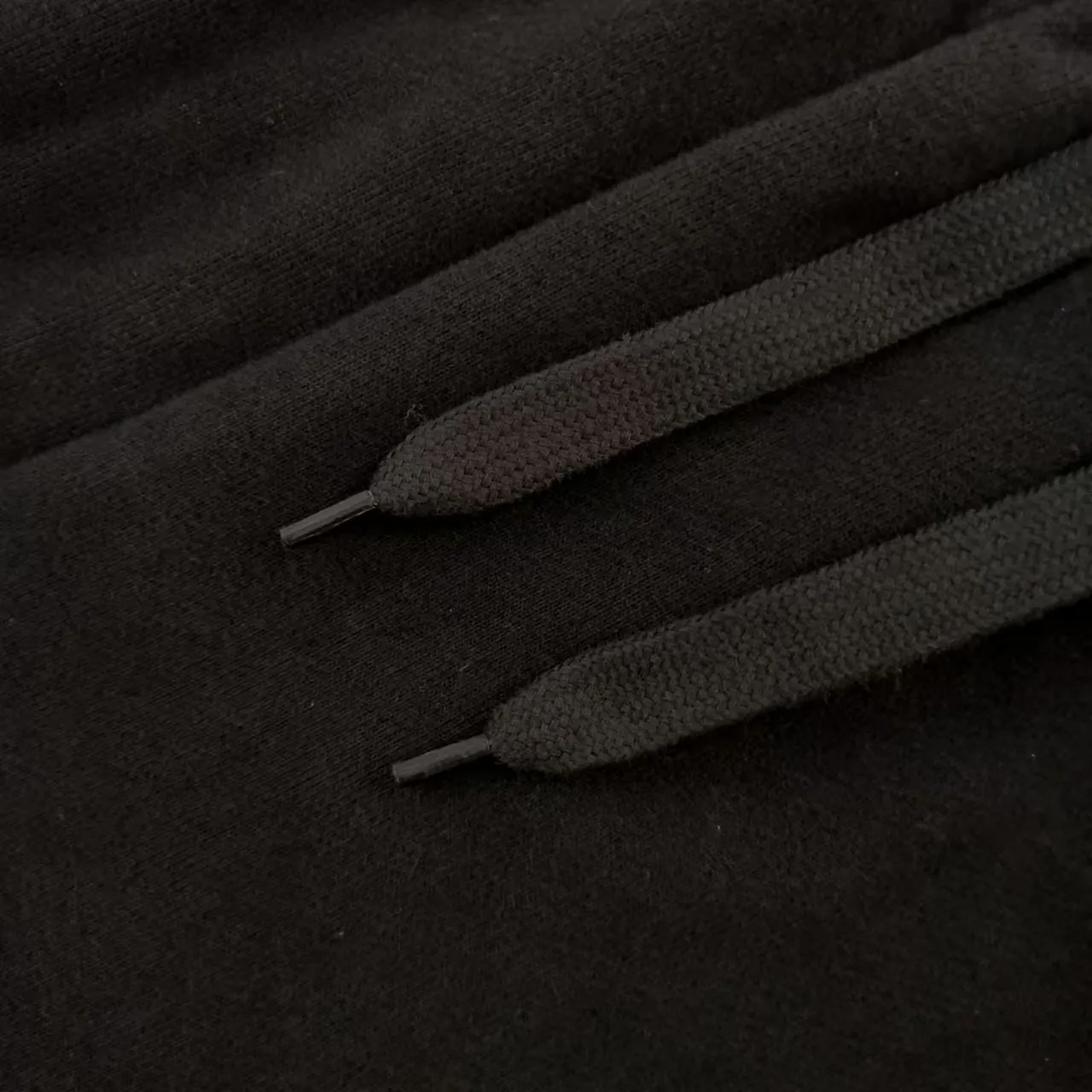 Top version Balenciaga 24ss letter embroidered elastic wide-leg sweatpants, loose fit, color: black, vibe pants with full design, three-dimensional tailoring, spliced ​​stripe contrasting color design, enhance the overall drape and three-dimensional sense, perfectly modify the leg shape, exquisite workmanship, can be worn in many seasons! The texture is full, the fabric is clear at a glance, and there are many details. A pair of pants can easily meet daily commuting and outdoor sports. A pair of trendy male representative Zhu Zhengyan’s upper body is a pair of amazing pants that are essential for your wardrobe!   Color: Black Size: XS-L P:370 Size: XS S M L