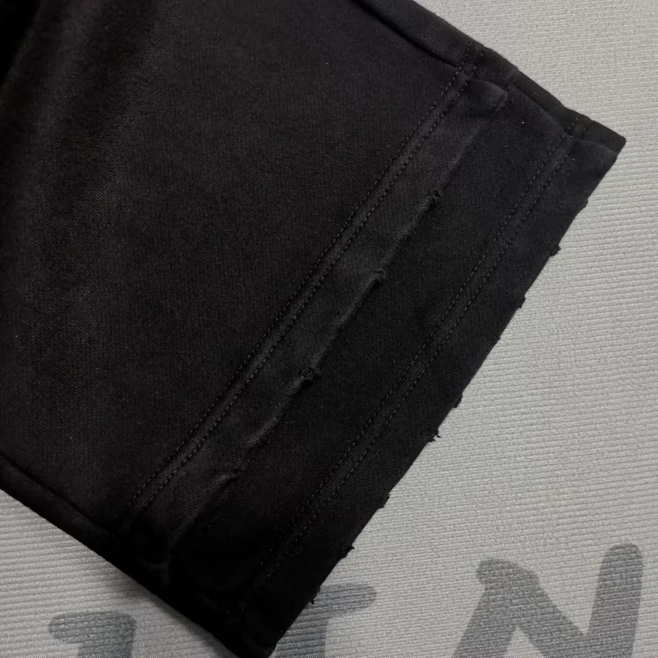 Top version Balenciaga 24ss letter embroidered elastic wide-leg sweatpants, loose fit, color: black, vibe pants with full design, three-dimensional tailoring, spliced ​​stripe contrasting color design, enhance the overall drape and three-dimensional sense, perfectly modify the leg shape, exquisite workmanship, can be worn in many seasons! The texture is full, the fabric is clear at a glance, and there are many details. A pair of pants can easily meet daily commuting and outdoor sports. A pair of trendy male representative Zhu Zhengyan’s upper body is a pair of amazing pants that are essential for your wardrobe!   Color: Black Size: XS-L P:370 Size: XS S M L